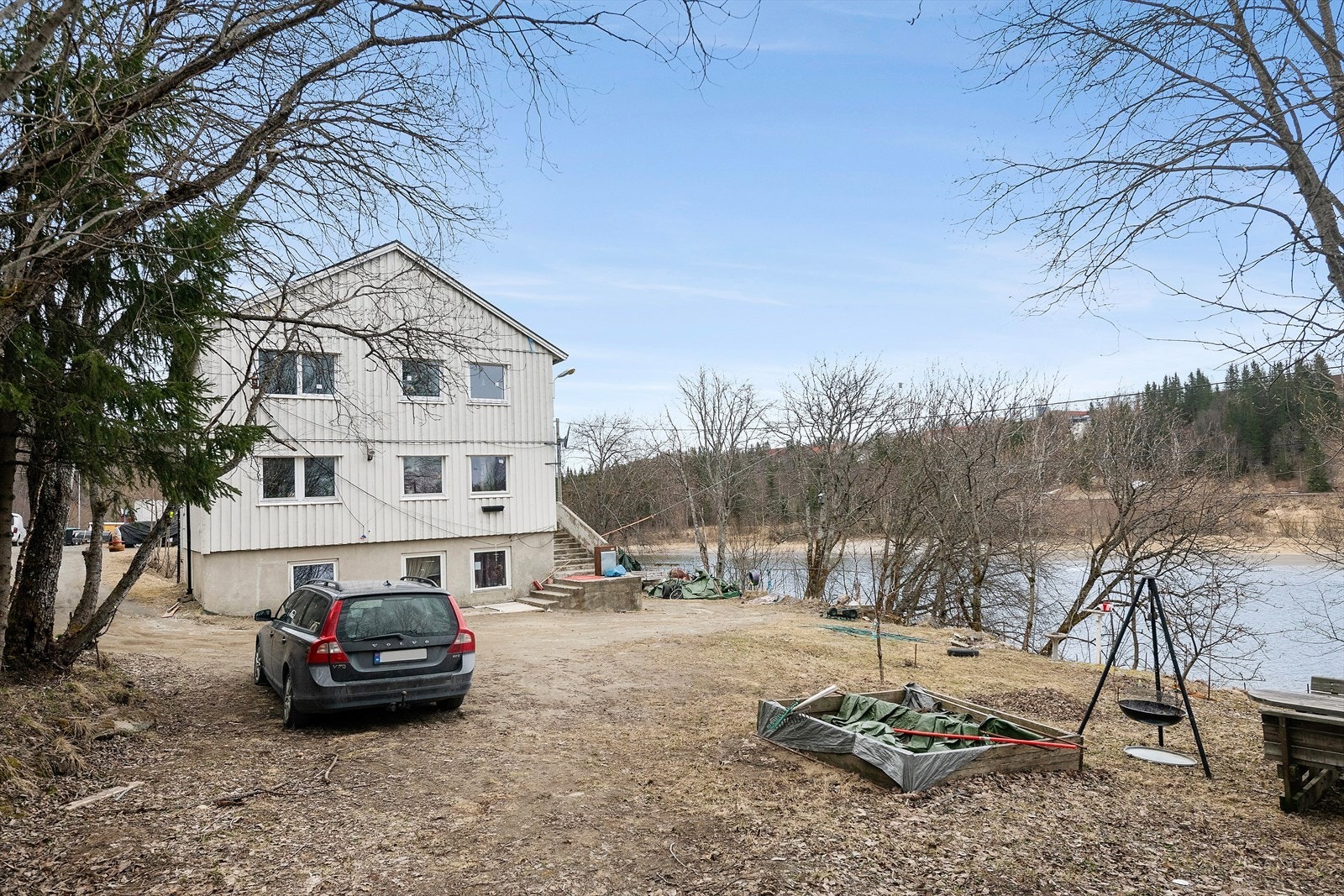 Eiendommen strekker seg over to tomter og har et samlet felles areal på hele 1323 kvm. Galleribilde