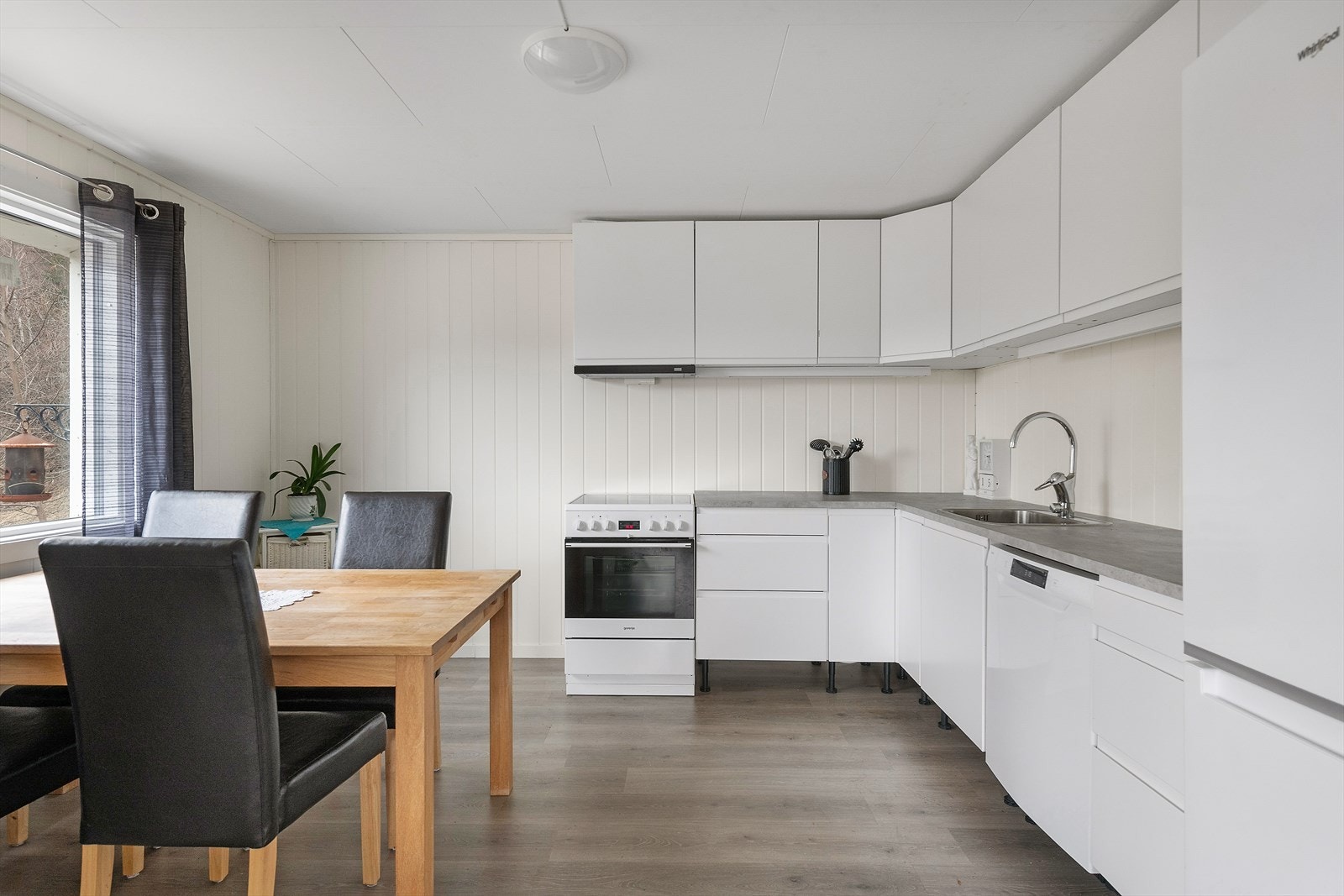 Kjøkkeninnredningen er ny fra 2021. Et koselig rom med god plass for stoler og bord ved vinduspost. Galleribilde