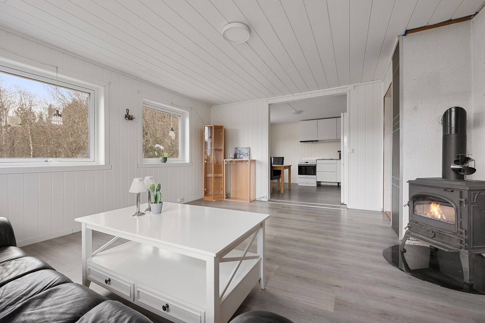 Det er skiftet flere vinduer i boligen, blant annet her i stuen. Galleribilde