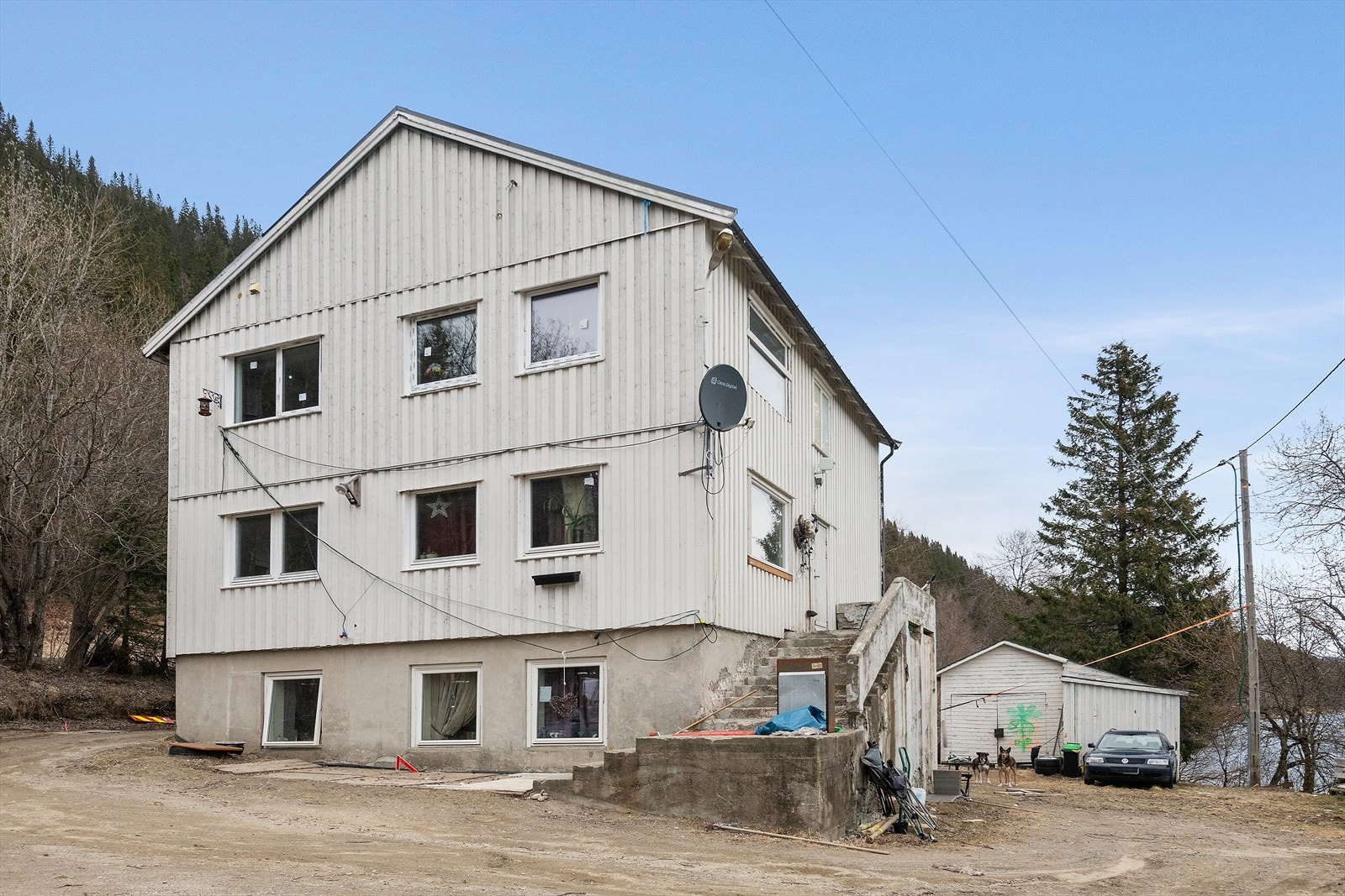 Felles inngangsparti på denne siden av huset. Galleribilde