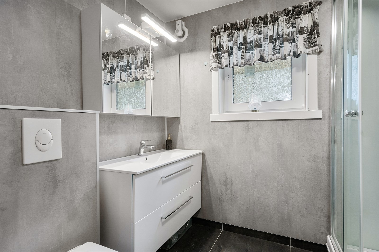 Badet ble oppusset i 2022. Det er varmekabler i gulvet. Galleribilde