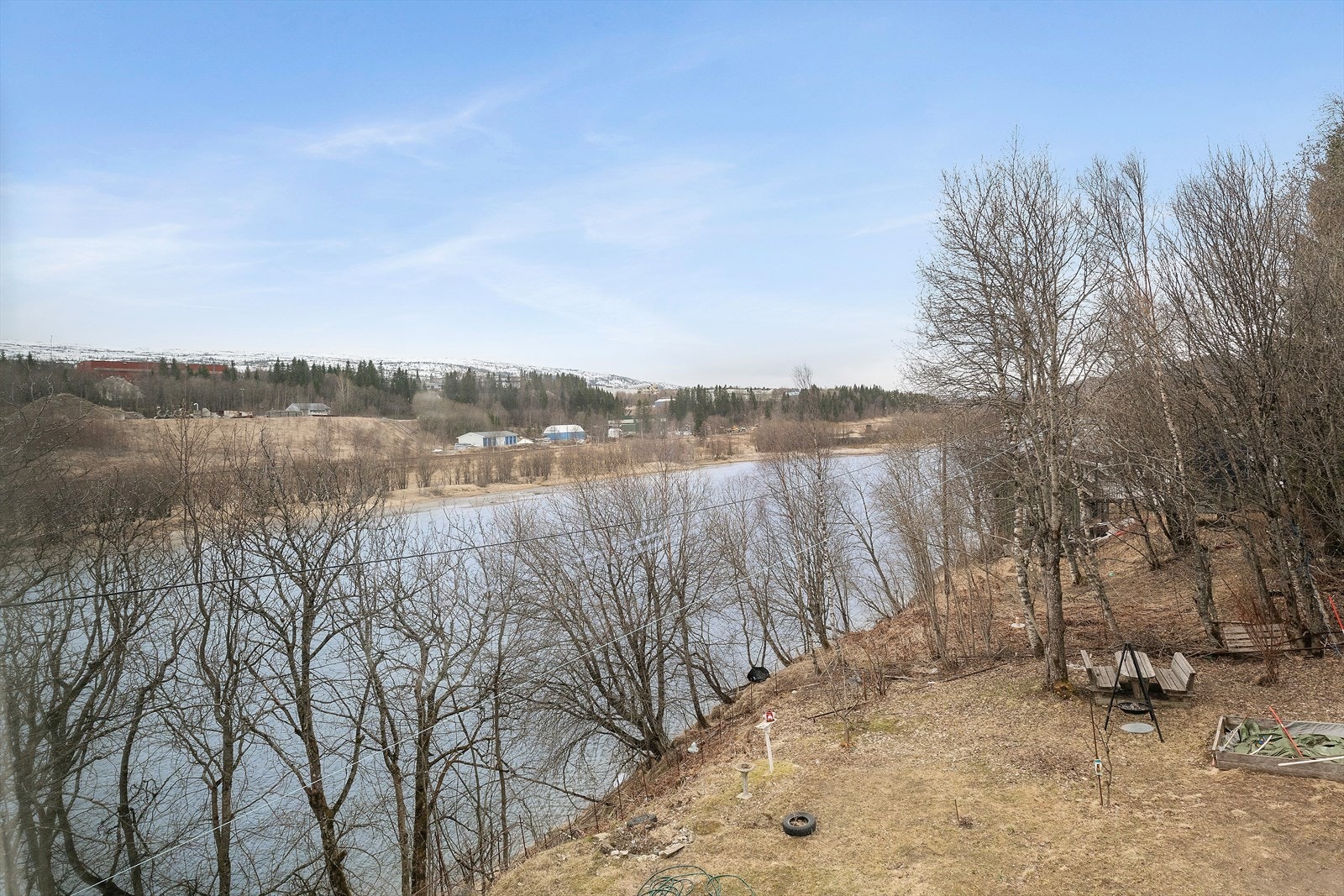 Eiendommen har avkjørsel fra E6, og ligger vendt ned mot Ranelva. Galleribilde