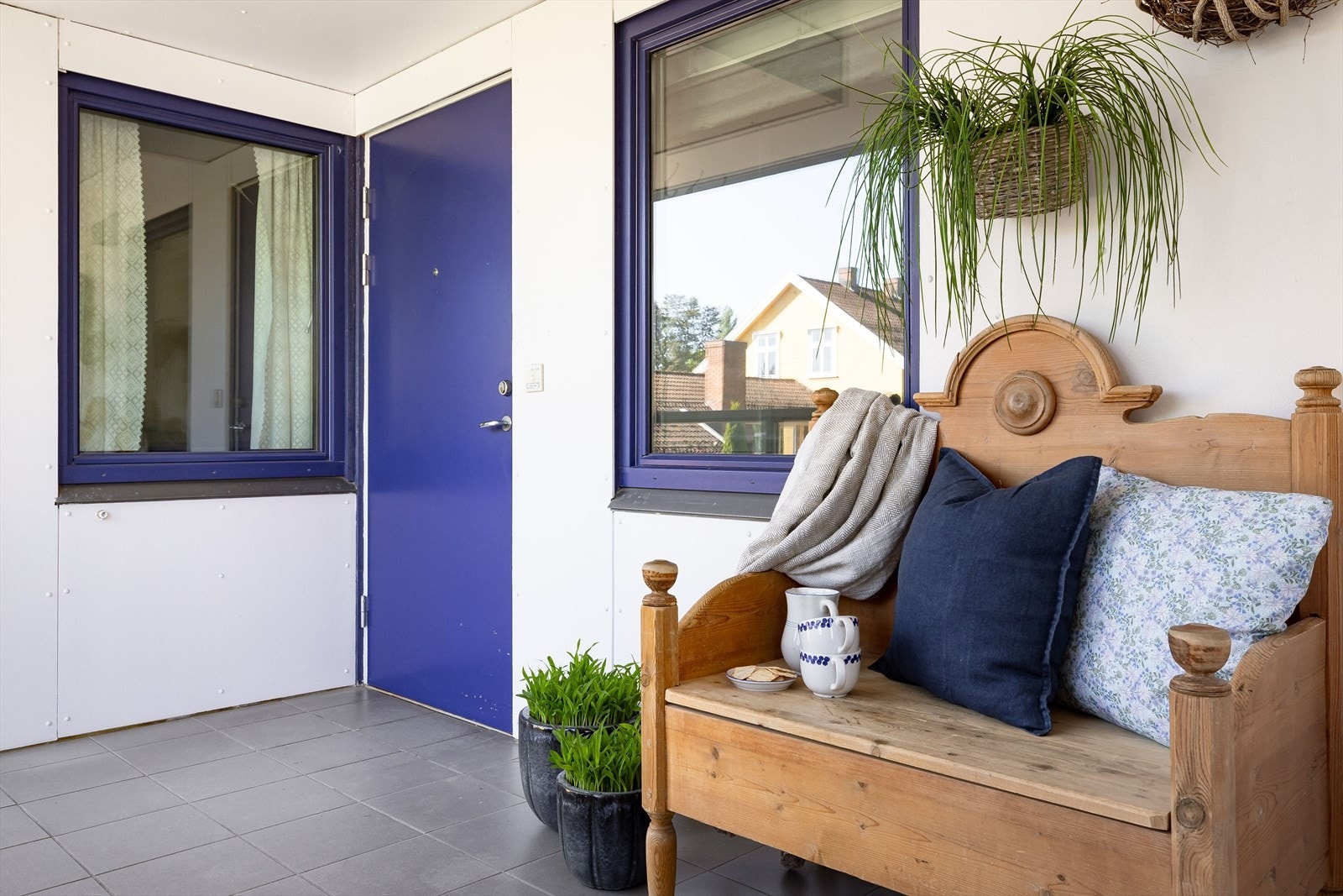 Det er heis i bygget og svalgang frem til leiligheten. Utenfor leilighetsdøra er det plass til en liten sittegruppe. Galleribilde