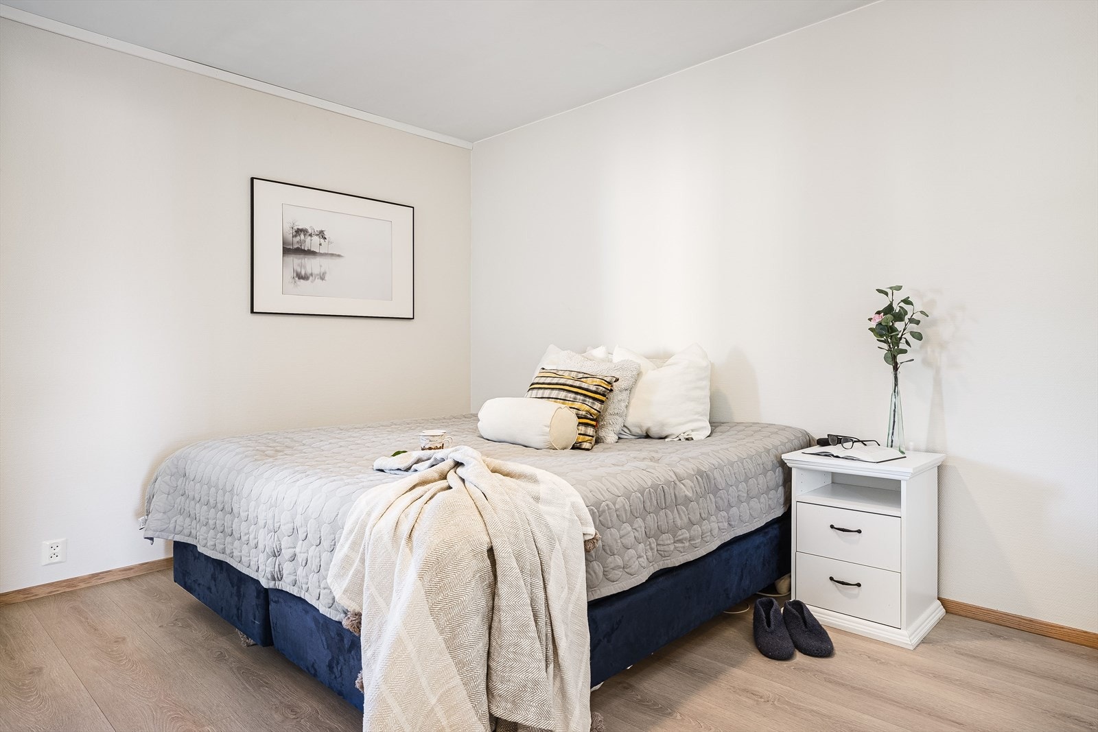 Leiligheten har to soveorm, begge med adkomst fra gangen. Hovedsoverommet er romslig med malte vegger og nyere laminatgulv. Galleribilde