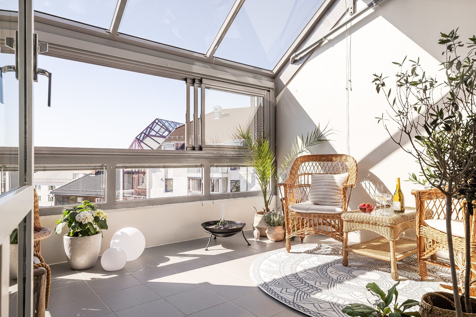 Fra stua er det utgang til innglasset veranda. Her kan du nyte lange sommerkvelder med lite innsyn. Galleribilde