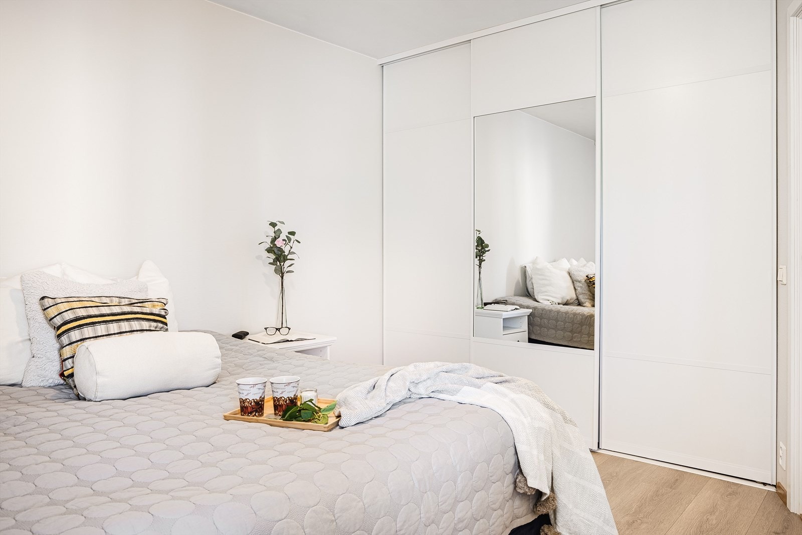 Det er plass til dobbeltseng med tilhørende nattbord. Romslig skyvedørsgarderobe med speil. Galleribilde