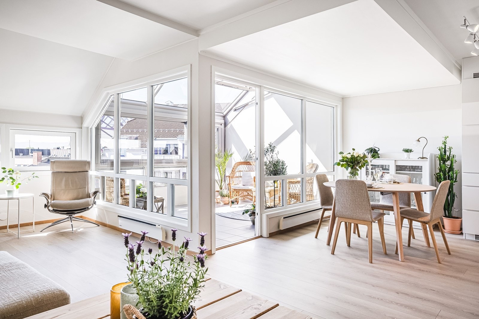 Med store vindusflater blir stua lys og trivelig. Stuas oppbygning byr også på flere møbleringsmuligheter. Galleribilde