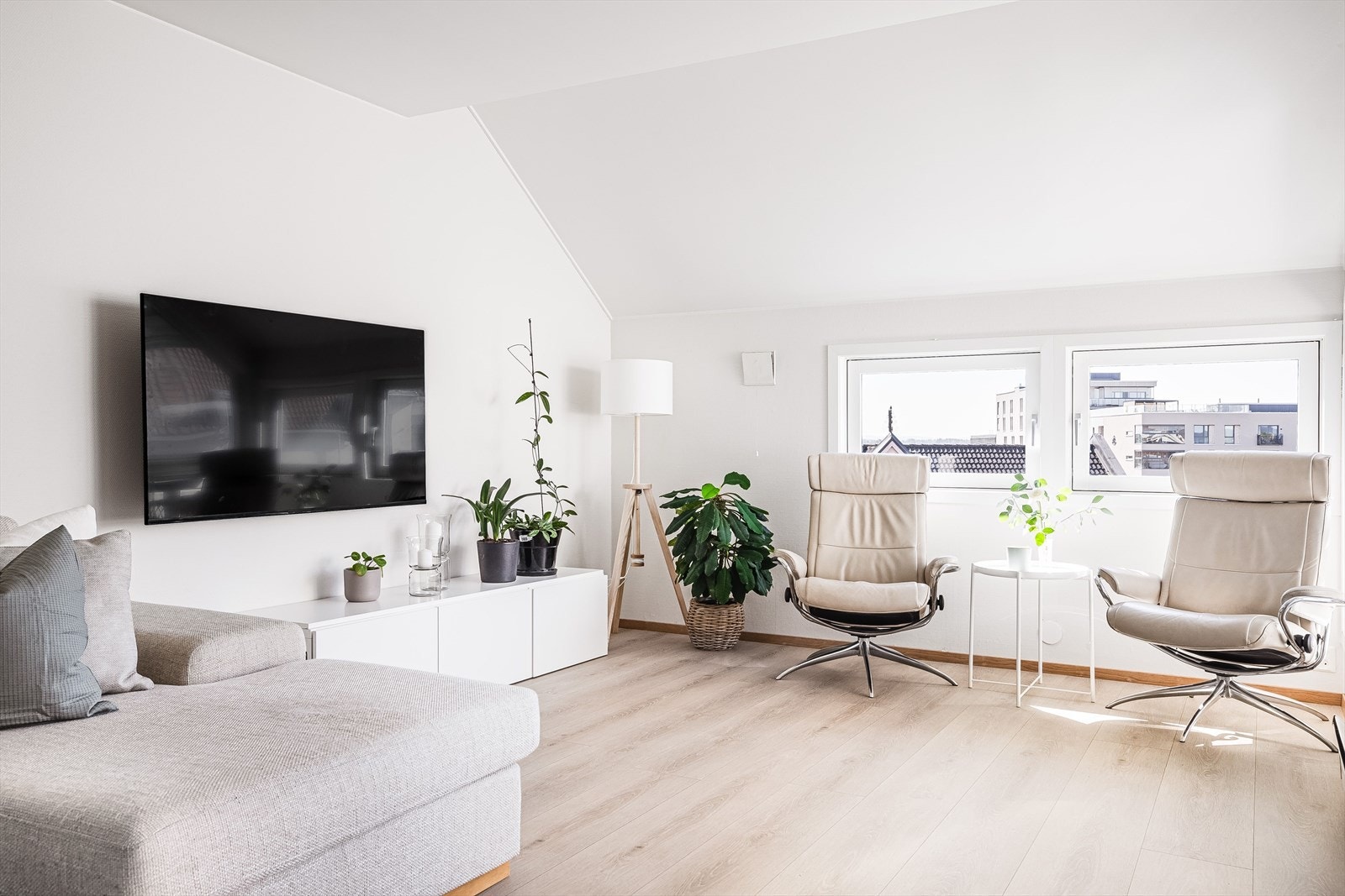 Det er plass til både sofagruppe, TV-møblement og en ekstra sittegruppe med f.eks. et par godstoler. Galleribilde