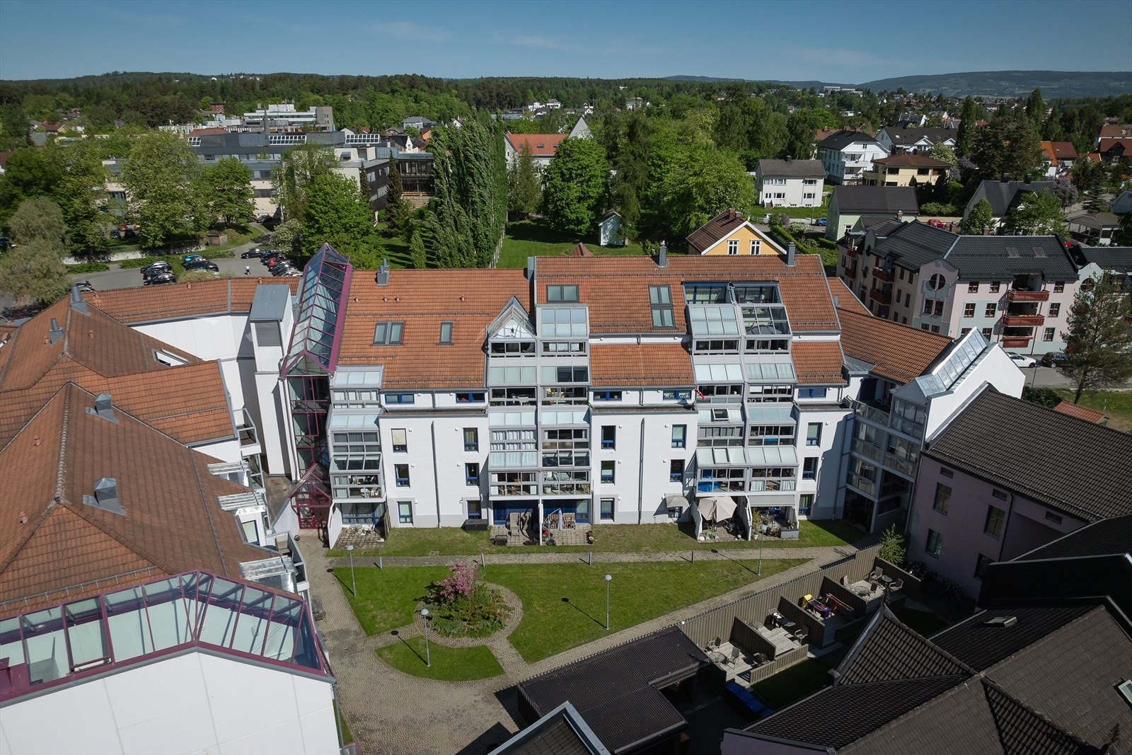 Leiligheten ligger sentralt til i Hamar sentrum med kort vei til alle servicefasiliteter, butikker med mer. Høgskolen i Innlandet ligger rett bak leilighetsbygget. Galleribilde