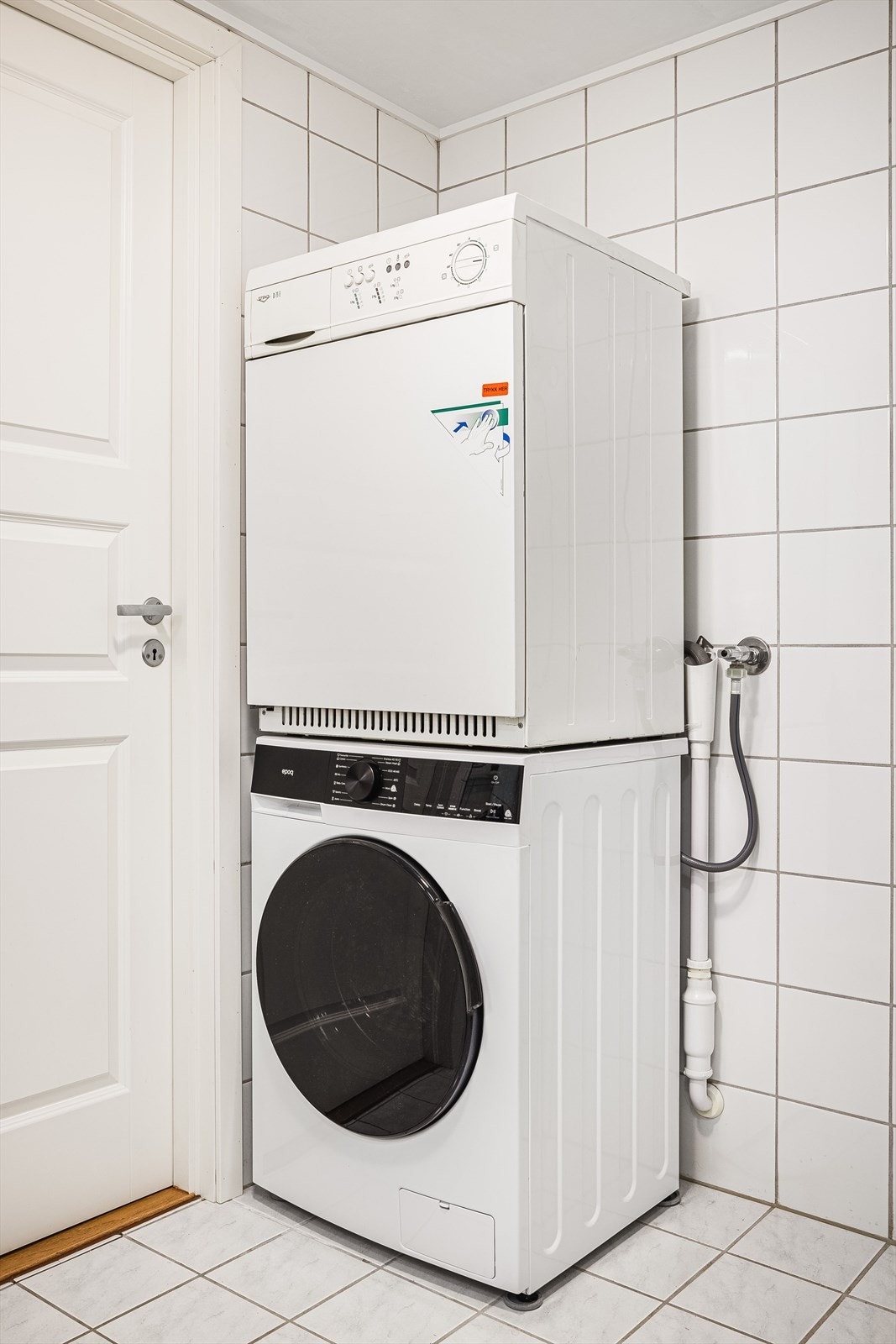 På badet er det opplegg for vaskemaskin og tørketrommel. Galleribilde