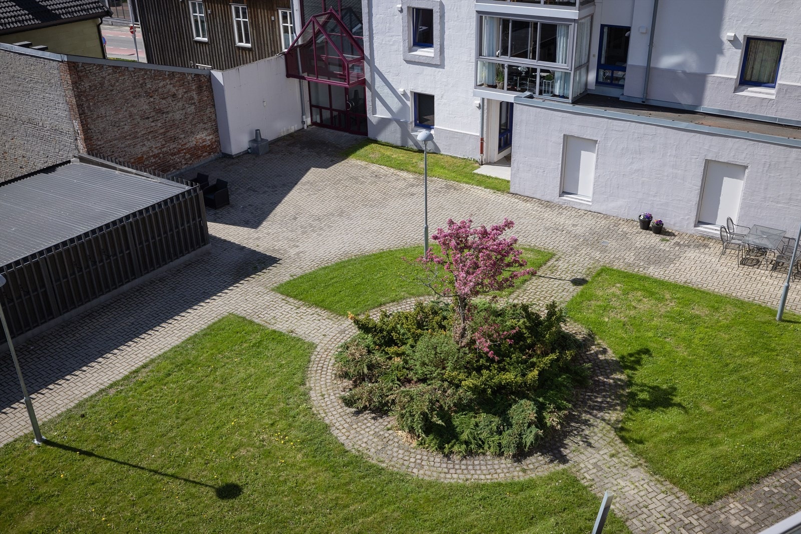 Pent og grønt fellesområde i bakgårde. Galleribilde