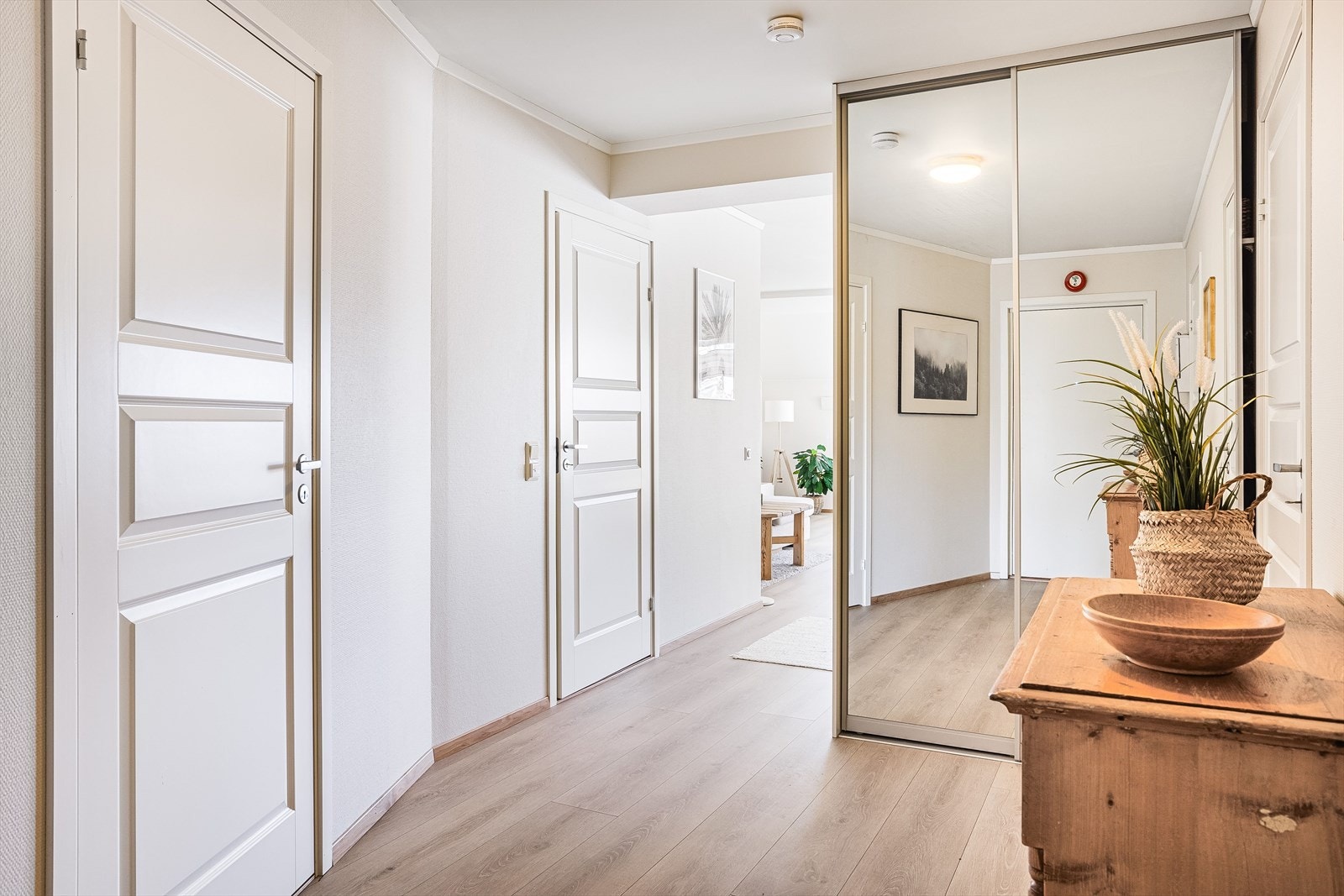 I inngangspartiet til leiligheten finner du begge soverommene på hver side og badet rett frem. Galleribilde