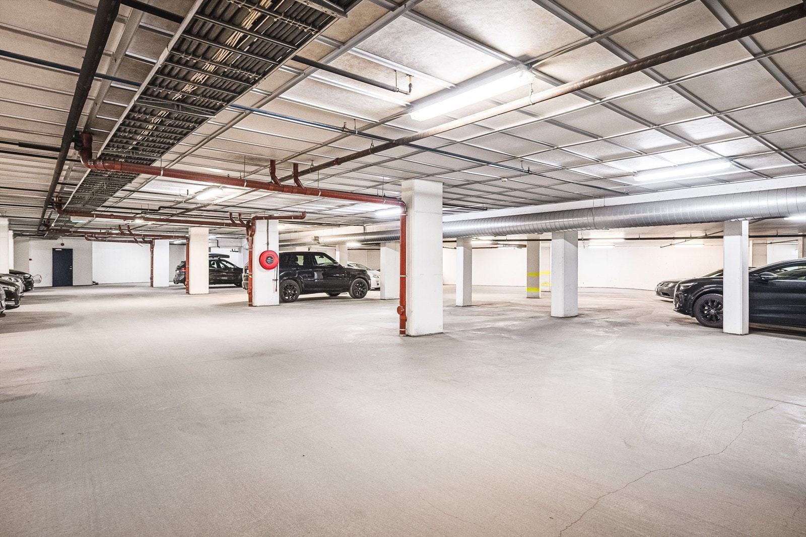 Det er garasje i kjelleren i bygget. Det er mulighet for å leie plass her. Her gjelder venteliste prinsippet. Kontakt borettslagets styre for mer informasjon. Galleribilde