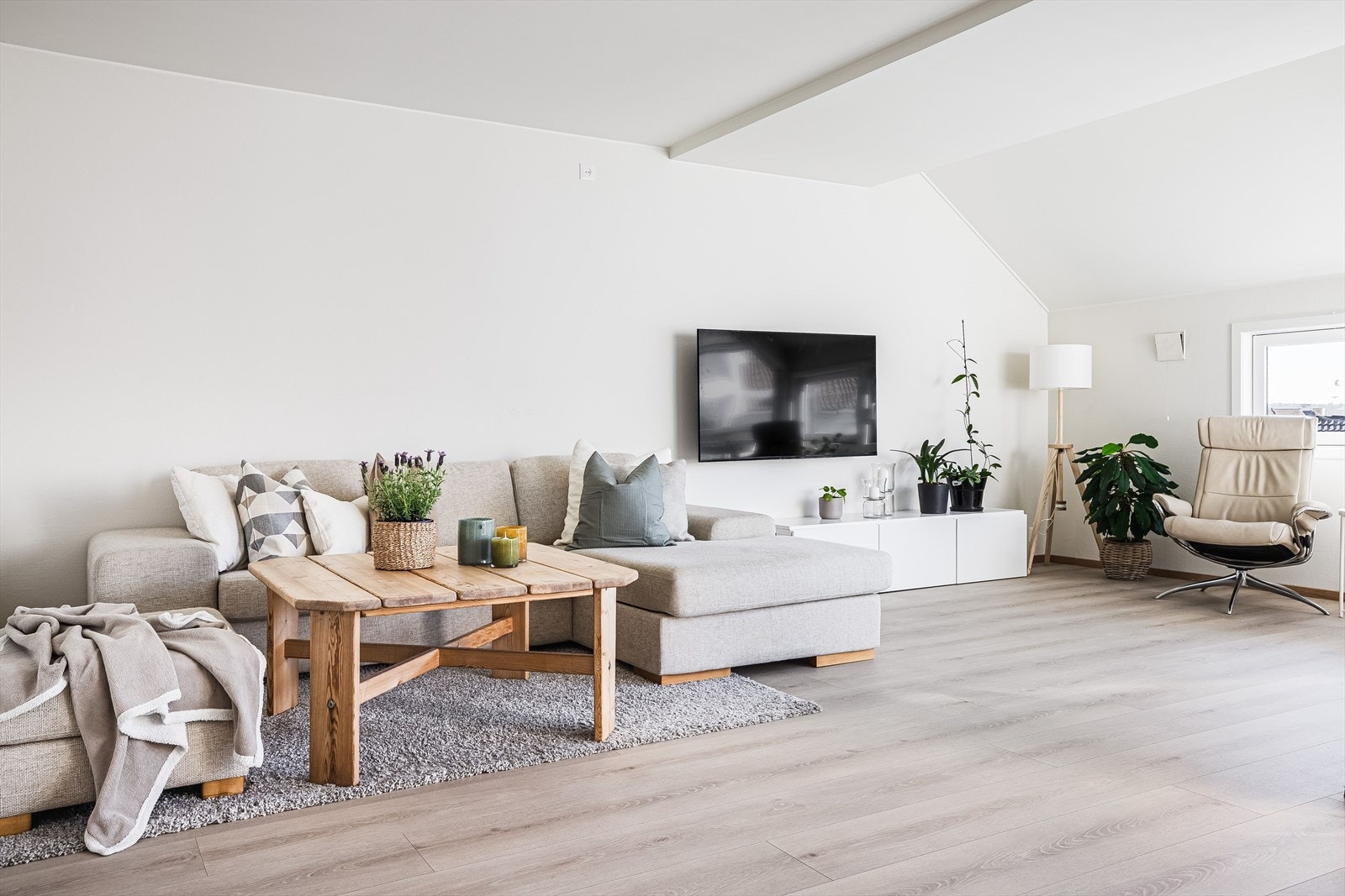 Store deler av leiligheten er pusset opp i 2022 med lyst laminatgulv og malte vegg- og takoverflater. Galleribilde