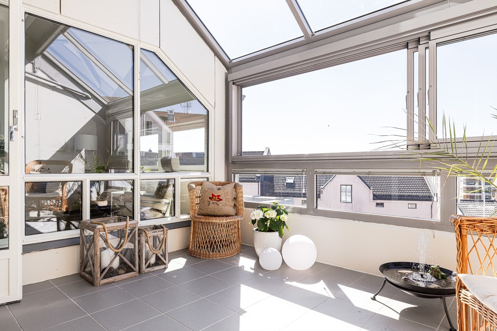 Det er flislagt gulv og mulighet til å åpne flere av vinduene for lufting. Verandaen er på 11 m² med god plass til hagemøbler, blomster og annet ønskelig. Galleribilde