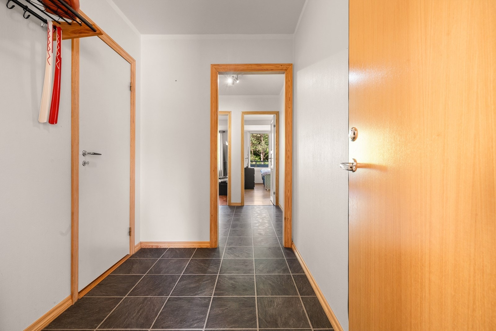 Leiligheten har en romslig entréen. Galleribilde