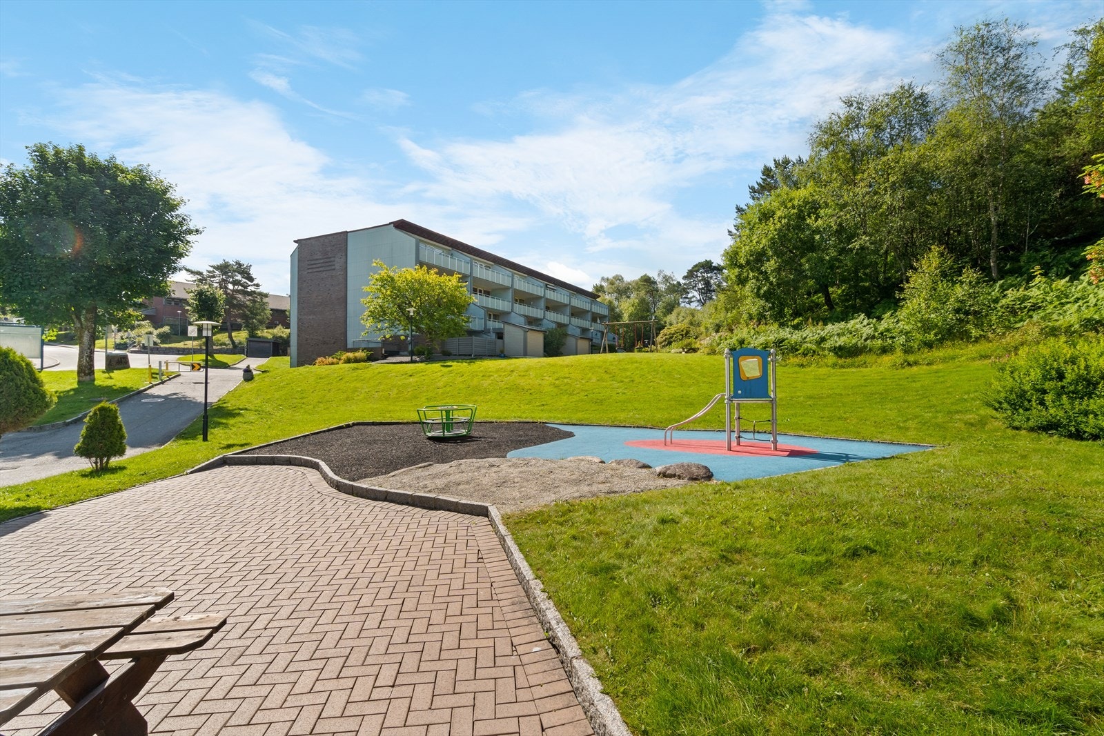 Fra boligen er det kort vei til dagligvarebutikker, kollektivtransport, barnehager og skole. Galleribilde