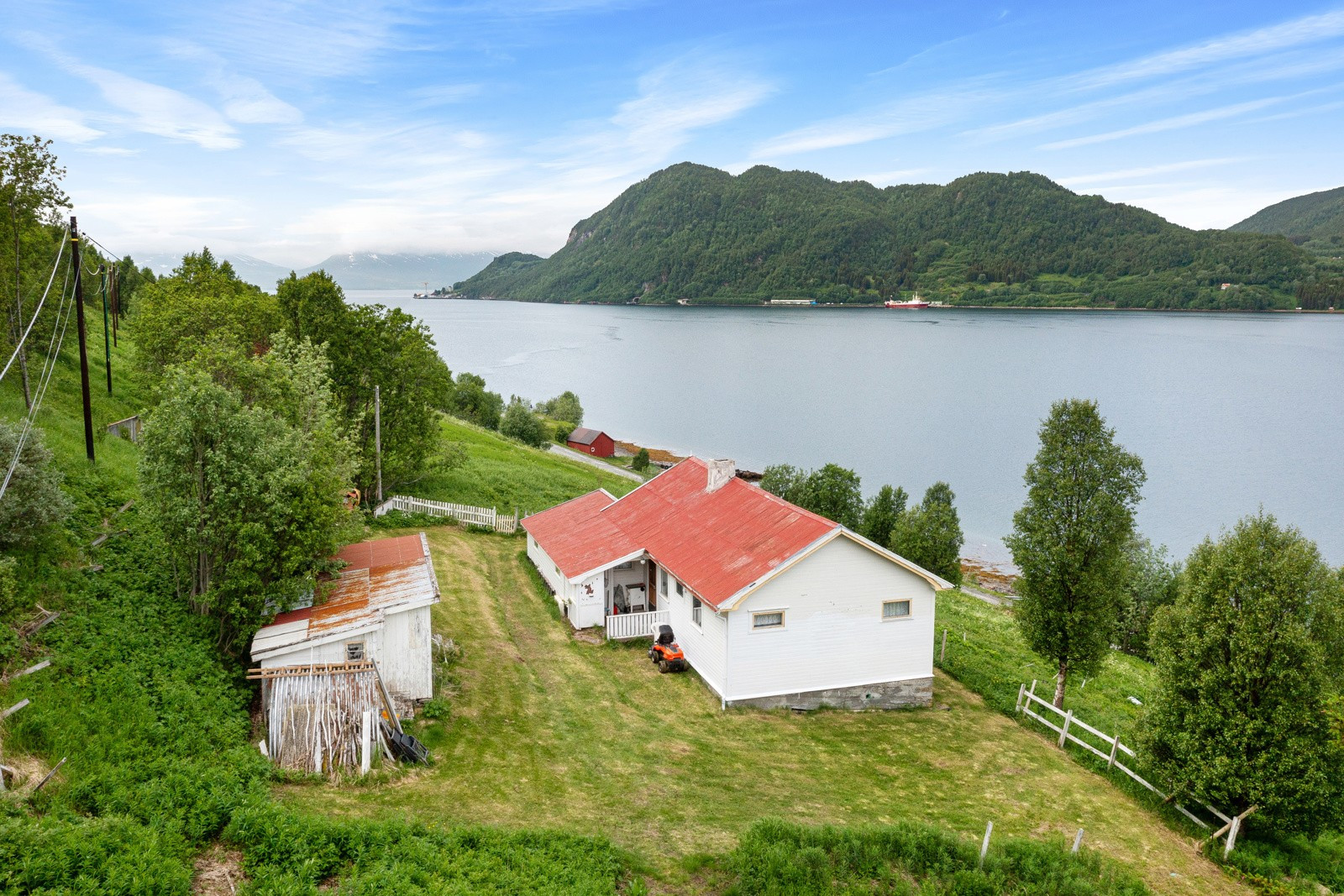 Nydelig utsikt mot fjorden, perfekt for båtliv og fiske.