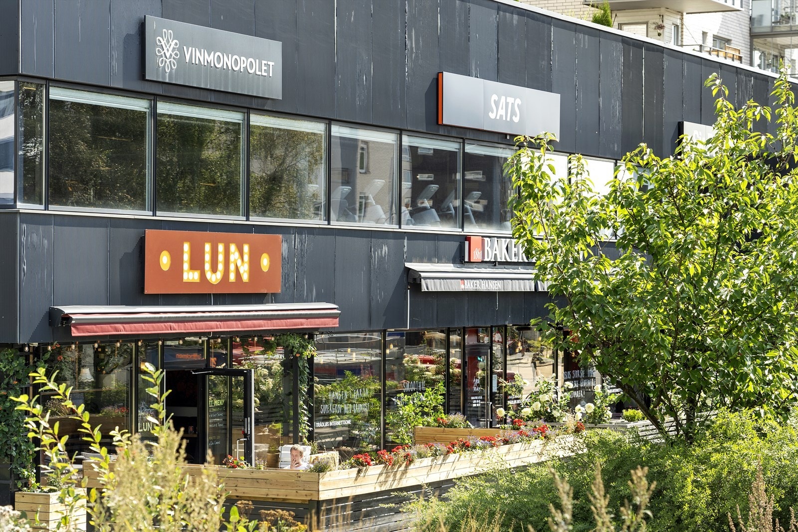 Hasle Torg nærsenter ligger en kort spasertur unna. Her finner du bl.a. SATS, Coop Mega, Vinmonopolet, Baker Hansen og nabolagsbaren LUN Galleribilde