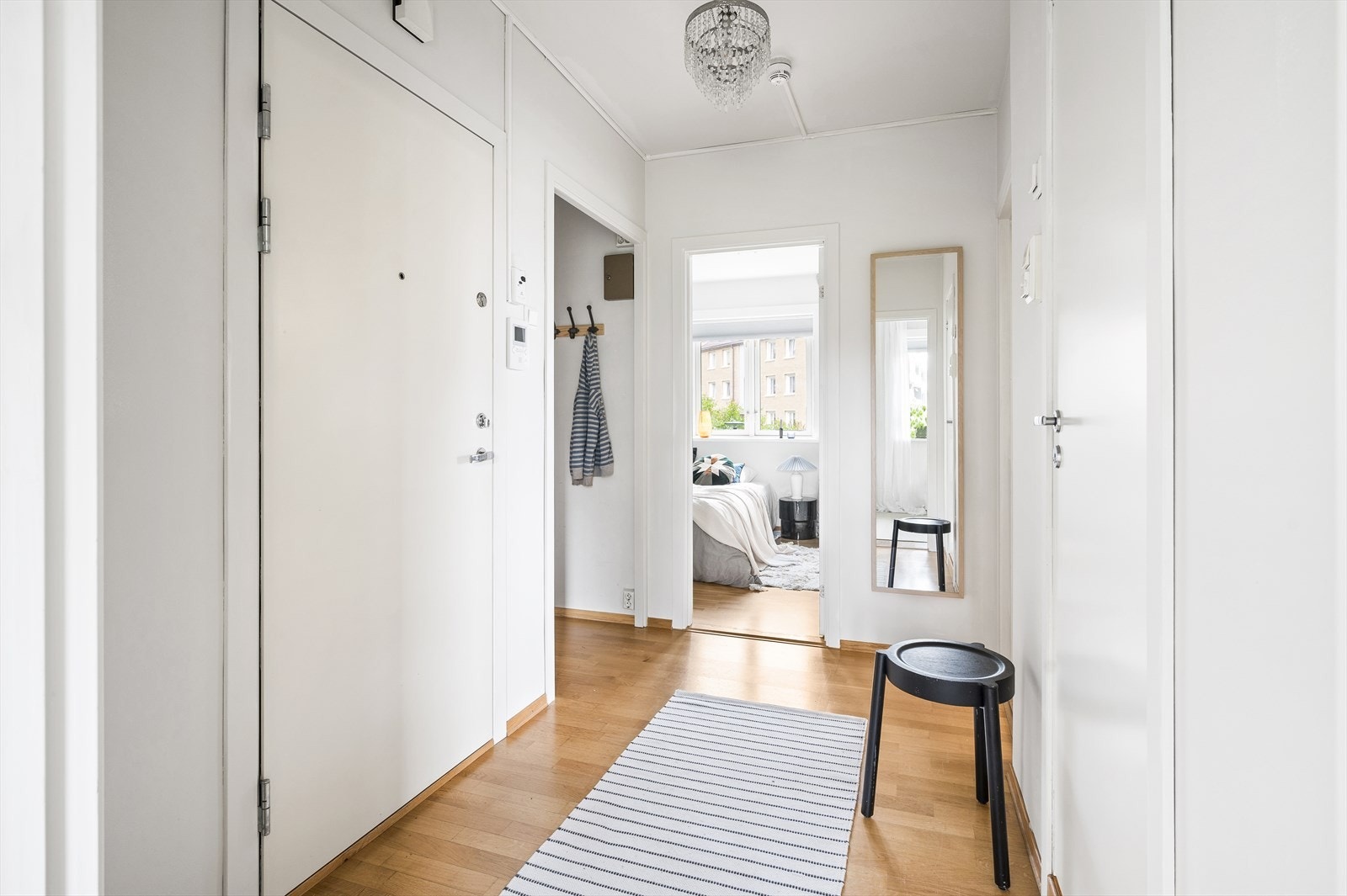 Gangen ble malt i 2024 og fungerer som et romslig fordelingsområde med adkomst til soverommene, stuen og badet Galleribilde