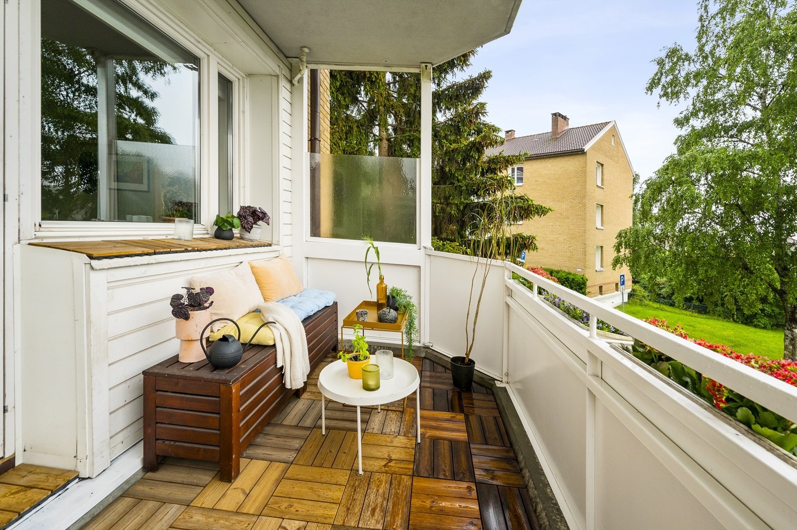 Balkongen tilbyr god plass til utemøbler, planter og grill, perfekt for å nyte solrike dager og kvelder Galleribilde