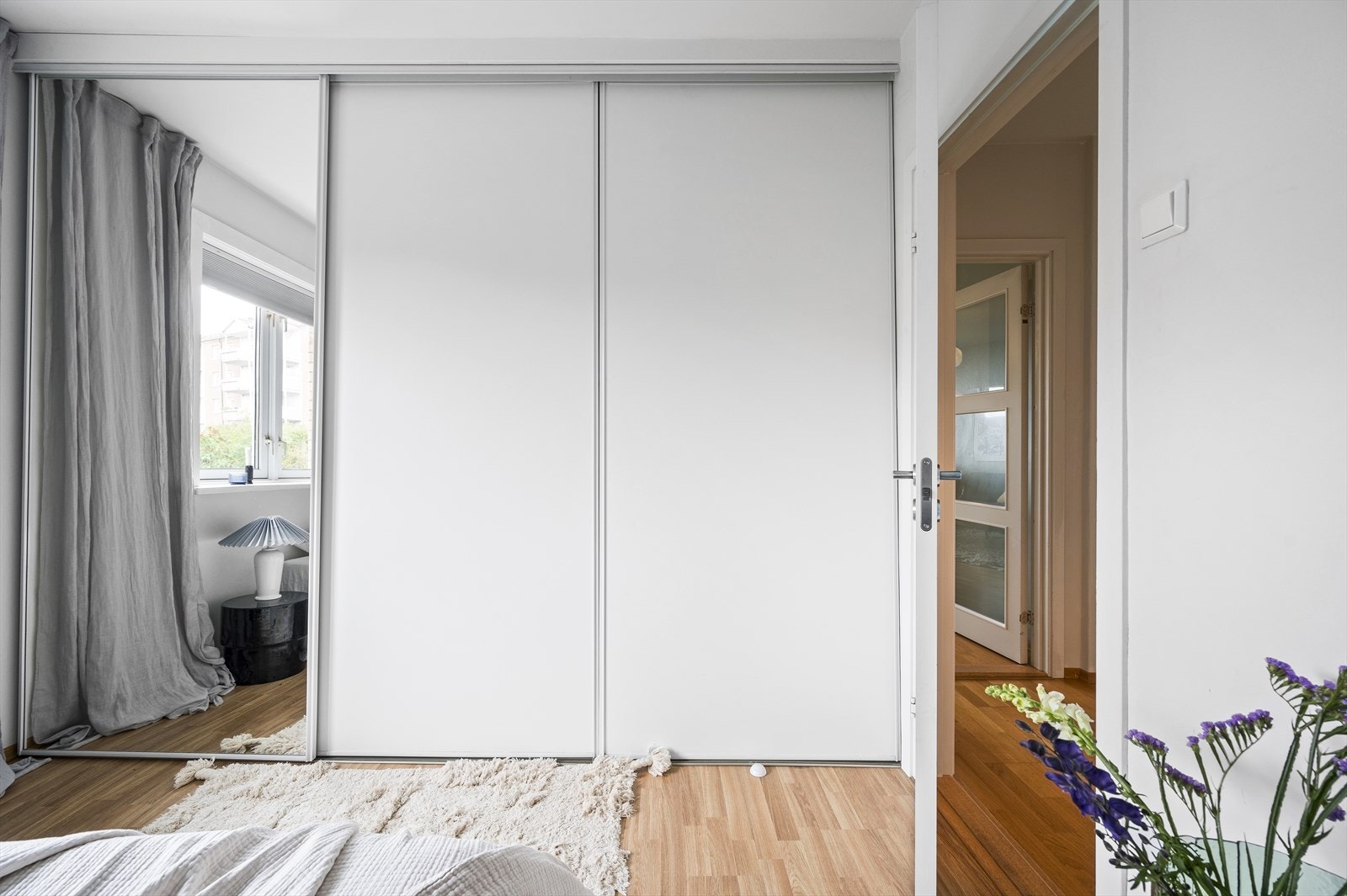Rommet er utstyrt med en praktisk skyvedørsgarderobe Galleribilde
