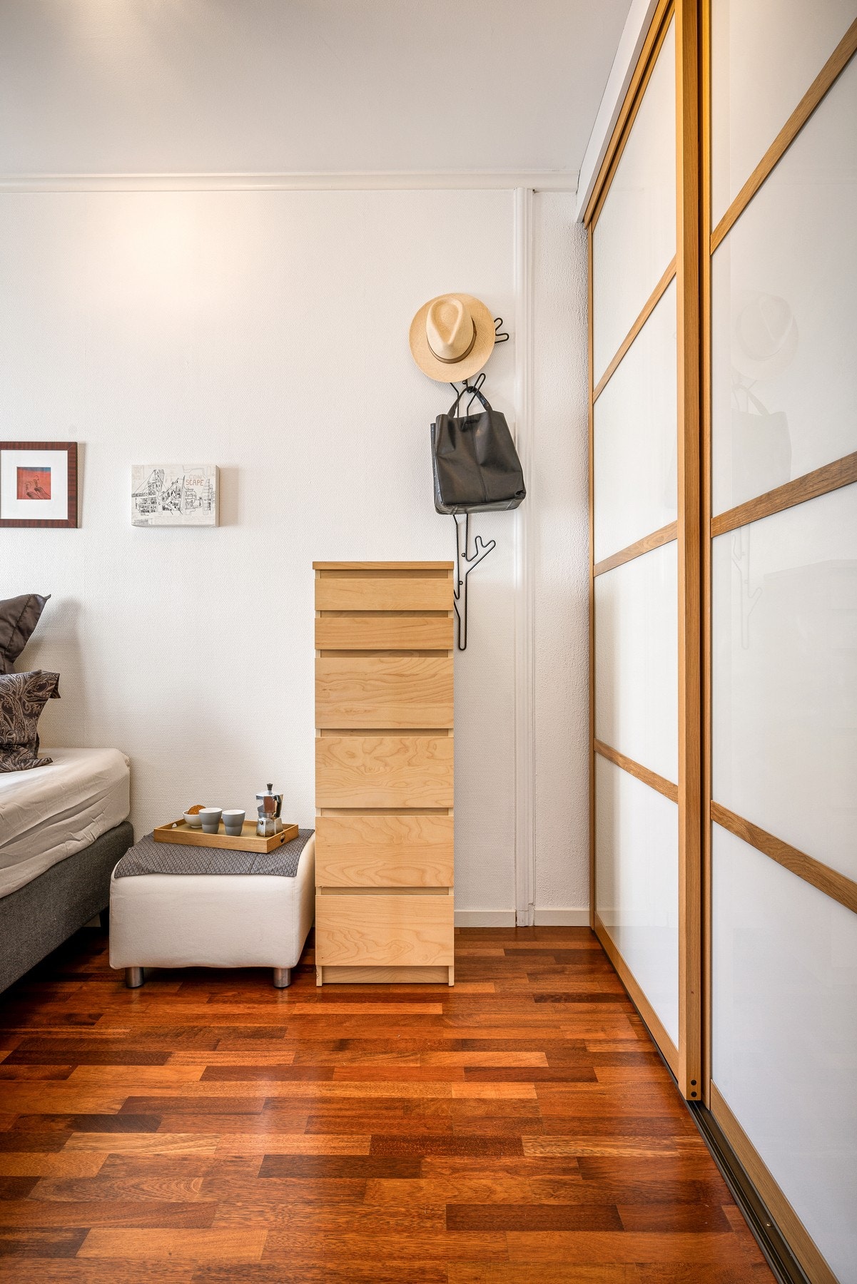 Soverommet er utstyrt med stor, flott garderobe! Galleribilde