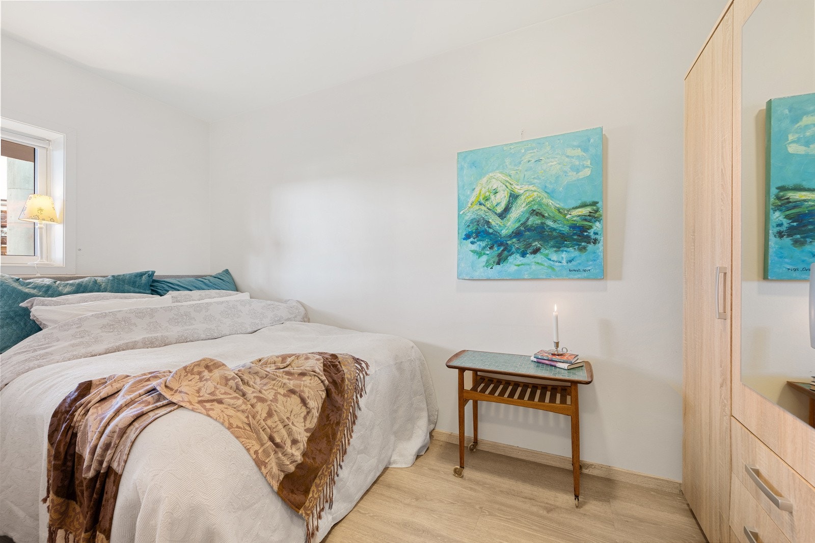 Leiligheten har to lyse og fine soverom som ligger på hver sin side med entré/gang i mellom Galleribilde