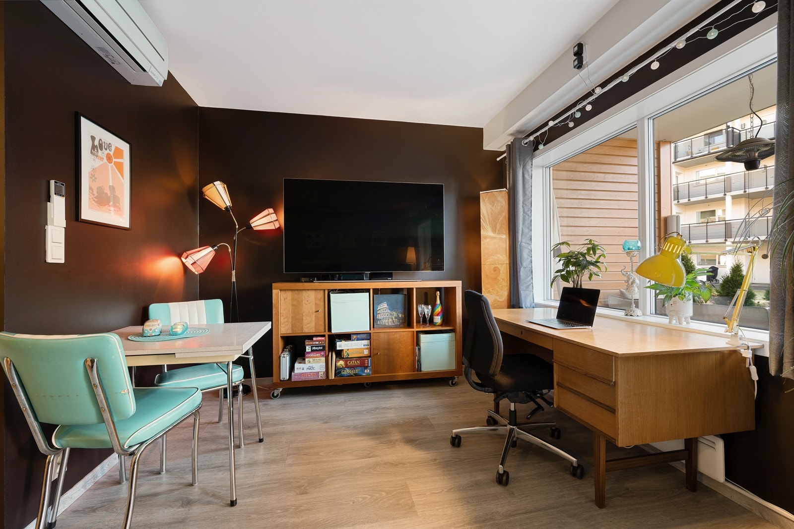 I stuen er det plass til både sofaløsning og spisebord Galleribilde