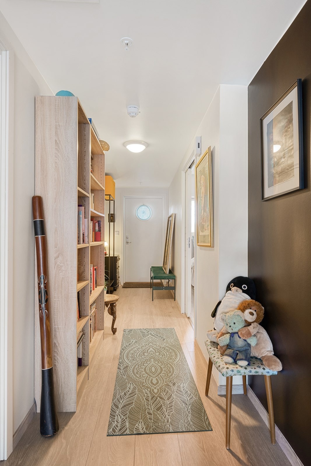 Leiligheten har en innbydende entré/gang som gir et godt førsteinntrykk Galleribilde