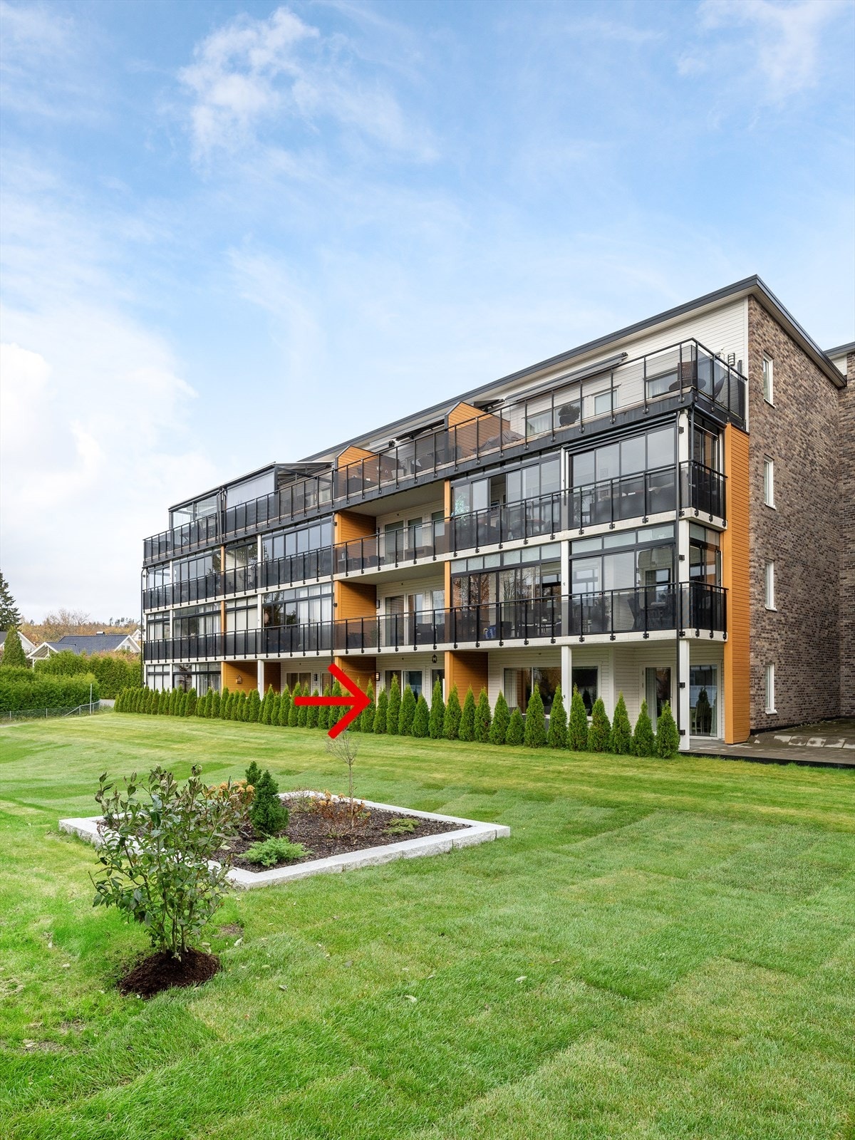 Leiligheten har en fin intern beliggenhet i første etasje Galleribilde