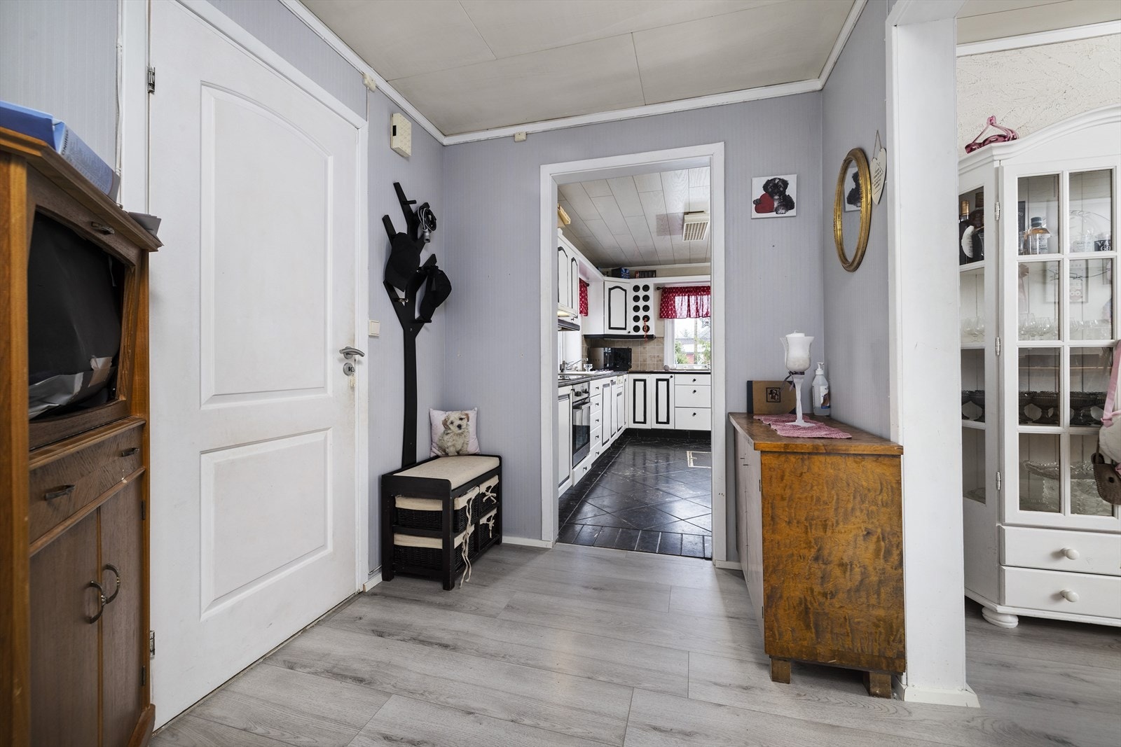 Gang med plass til å henge fra seg. (1 etg). Galleribilde