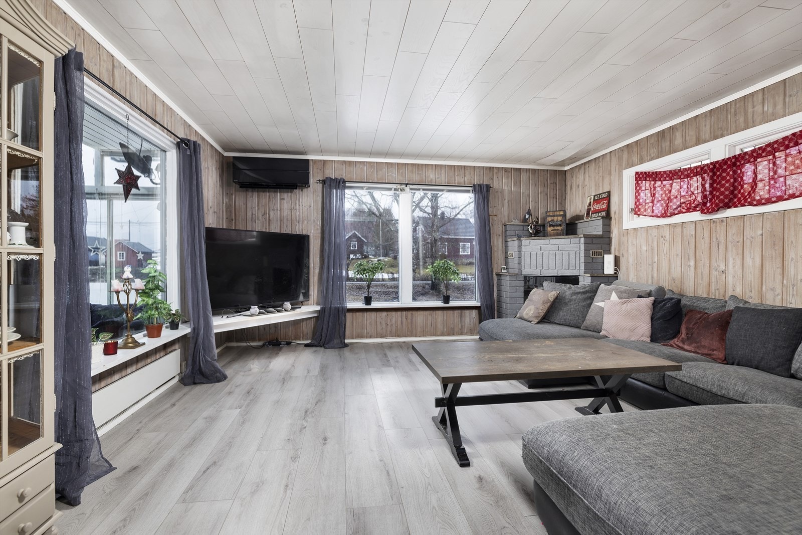 Store vinduer gjør at det blir mye lys i stuen. Galleribilde