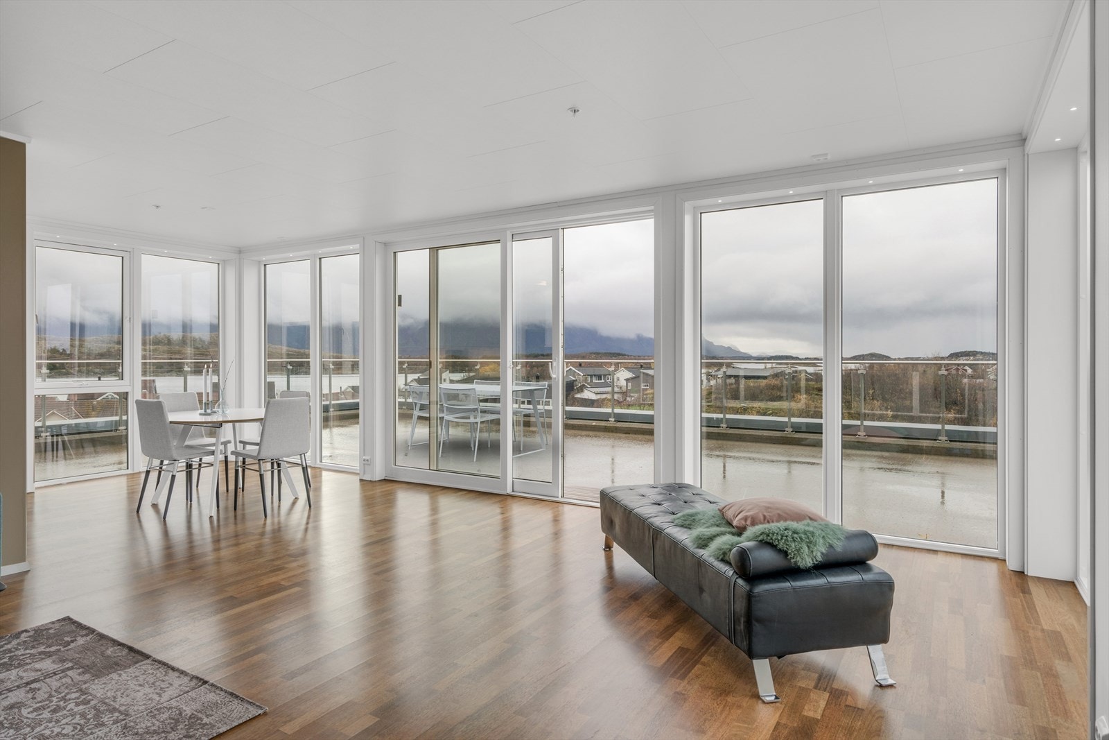 Fra stuen er det utgang til et fantastisk og tilbaketrukket takterrasse med glassrekkeverk. (Virtuell møblering). Galleribilde