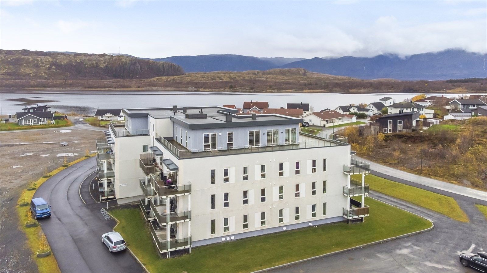 Rett over gaten er nærmeste friluftsbarnehage, samt at det er kort vei til dagligvarehandel, trimsenter og Salhushallen ved Salhus skole. Galleribilde