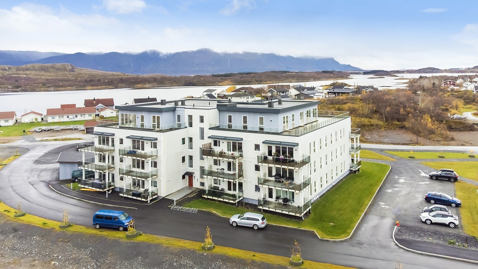 Leiligheten ligger i 4. etasje med adkomst fra felles inngangsparti og gang. Galleribilde