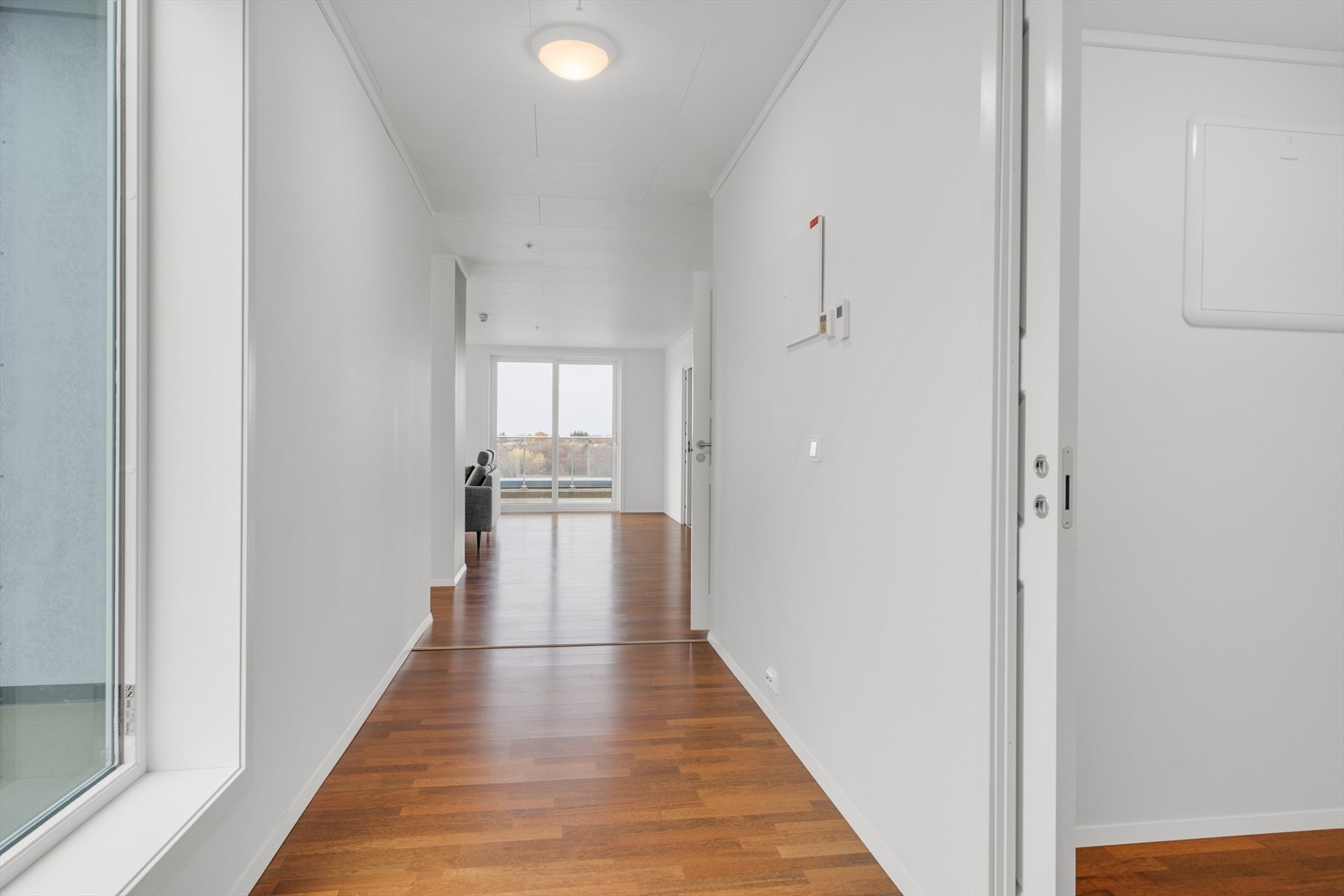Velkommen inn! Gang med inngang til bod/teknisk rom samt videre inn til stue og kjøkken. Galleribilde