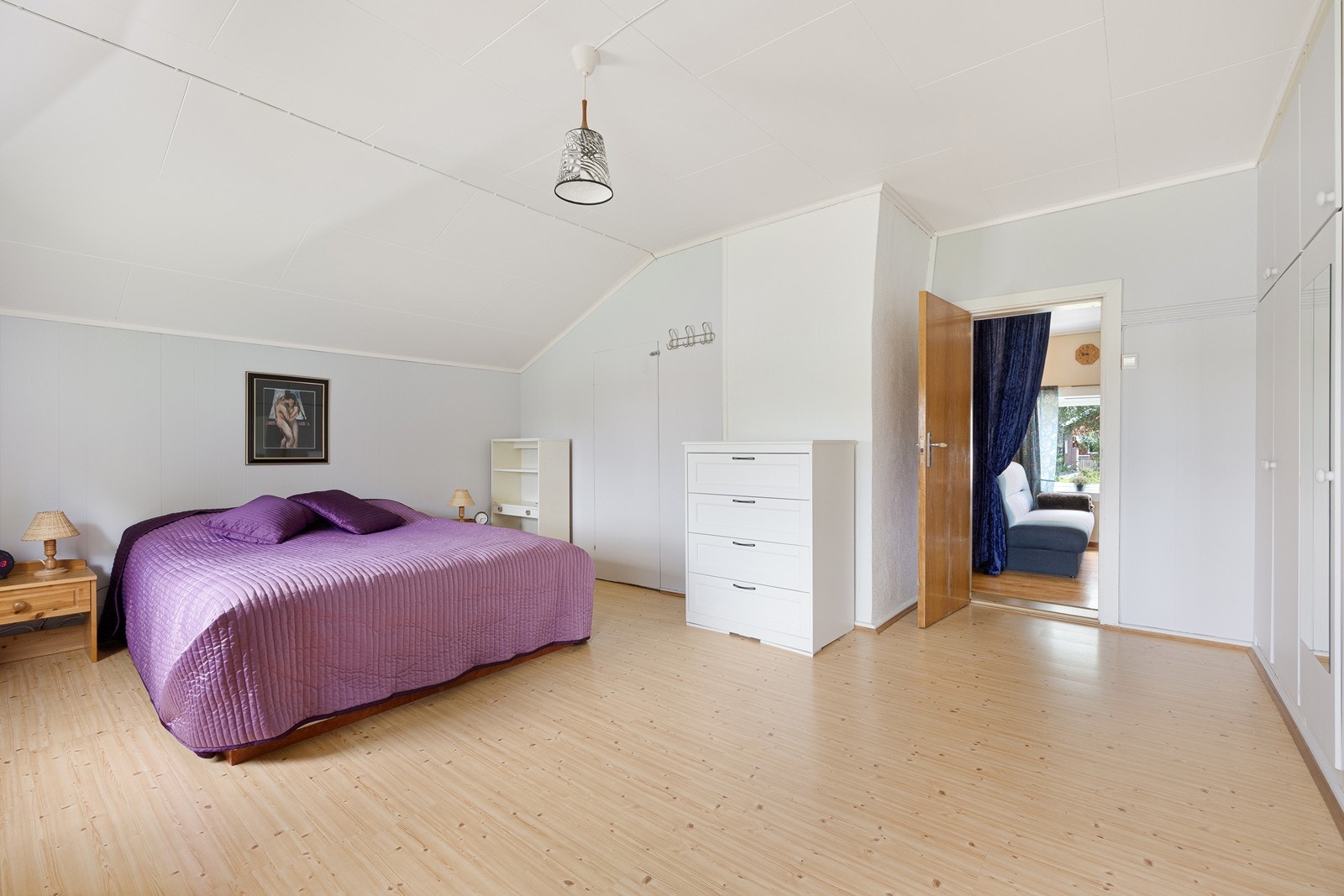 Hovedsoverommet er stort og har flere garderober, samt dør inn til badet og et kott. Galleribilde