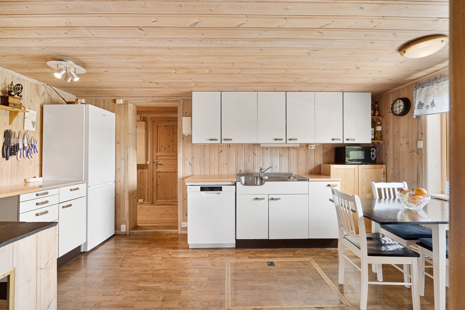 Kjøkkenet ligger i eget rom og har plass til spisebord under vinduet. Galleribilde