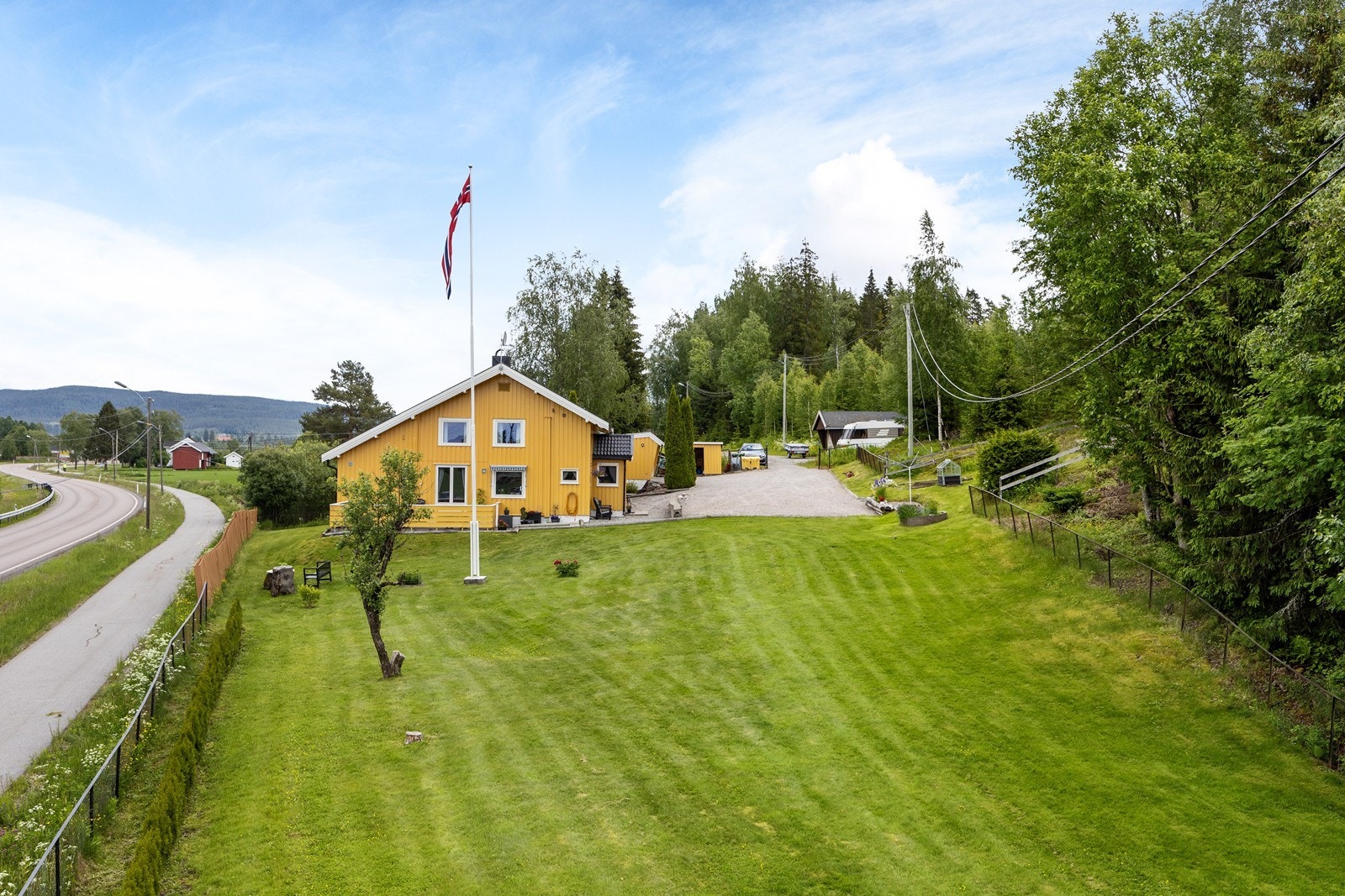 Hele uteområdet er gjerdet inn, slik at de små kan leke trygt. Galleribilde