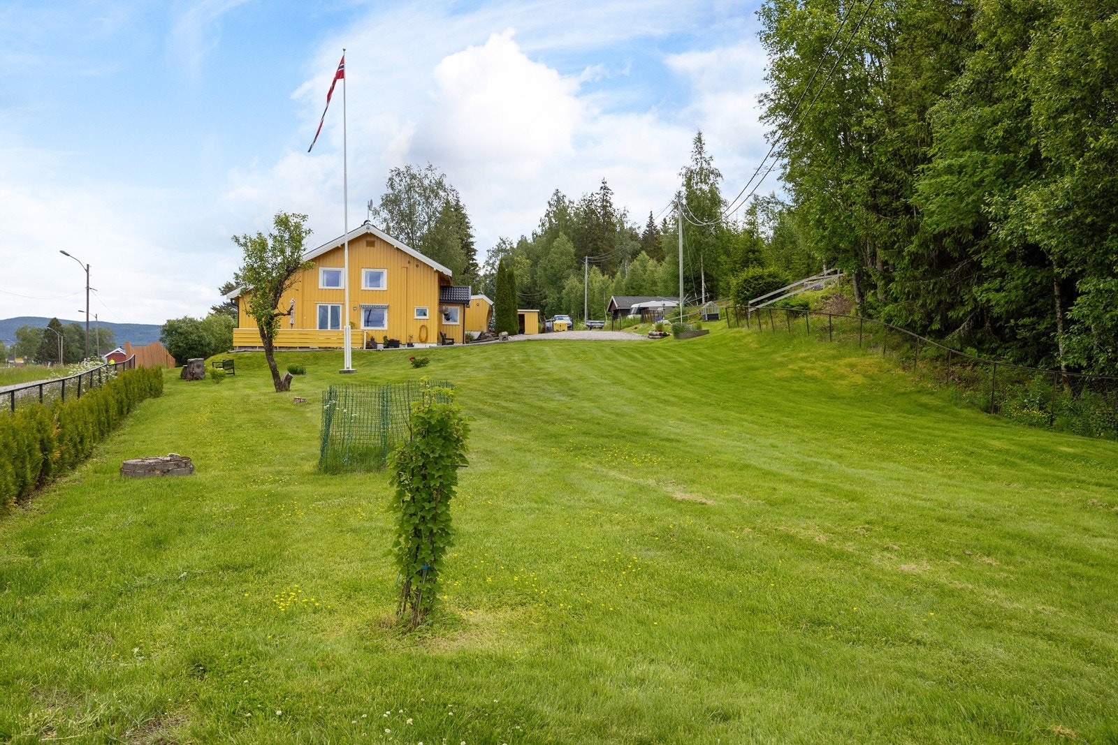 Hagen innbyr til ballspill, trampoline og annen moro. Galleribilde