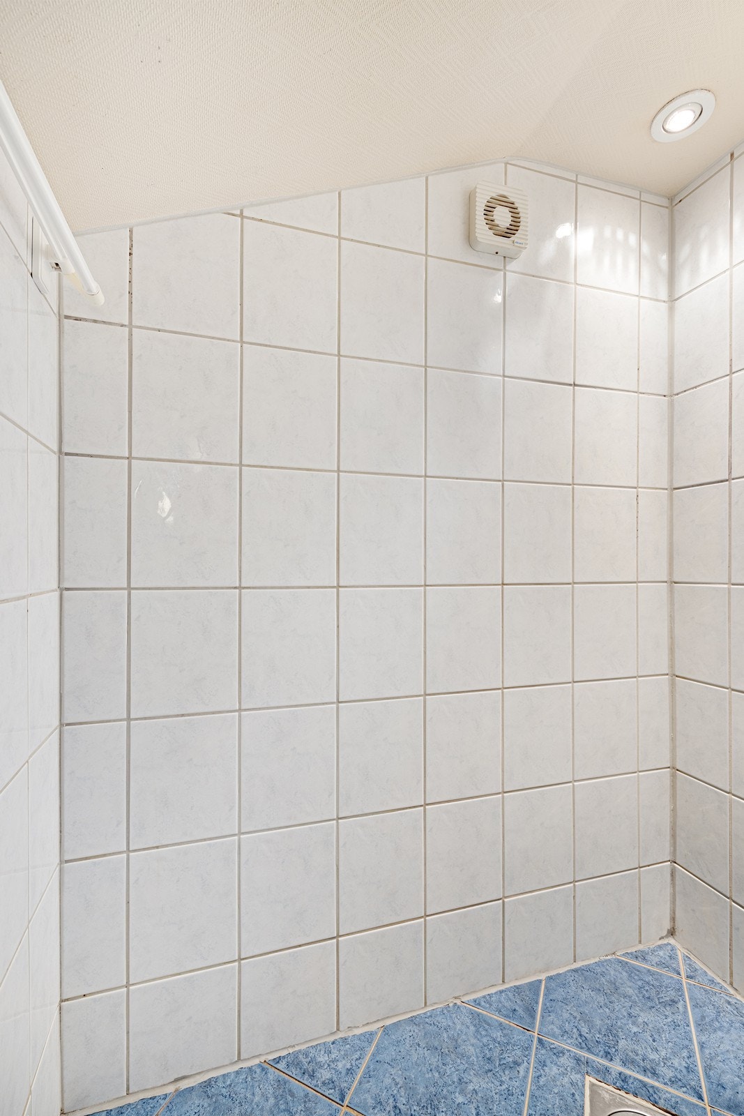 Dusjnisjen har forheng, downlights og elektrisk vifte. Galleribilde