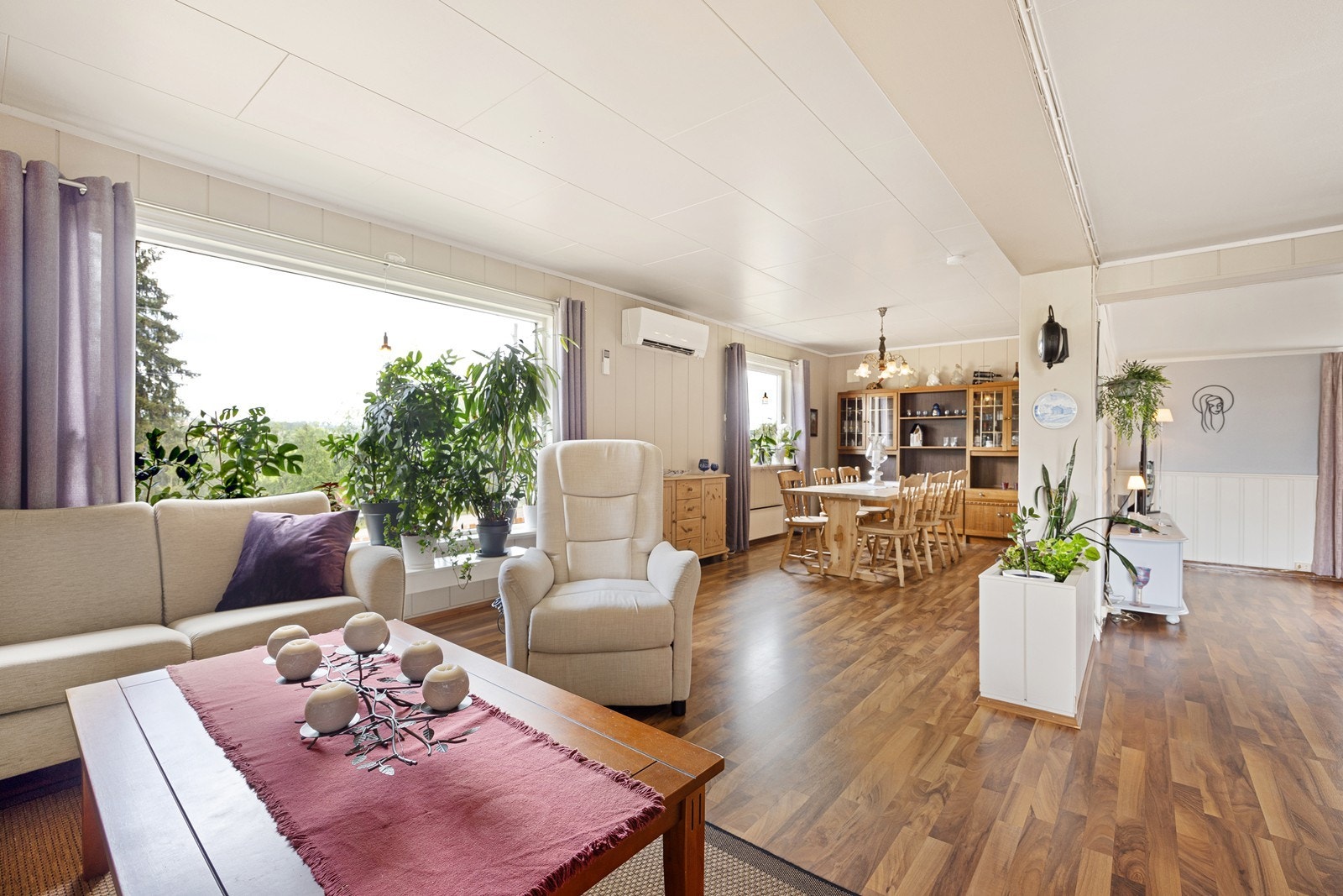 Den todelte romløsningen danner flere ulike møbleringssoner. Galleribilde