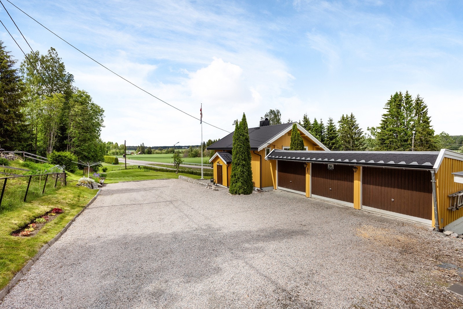 På gårdsplassen er det plass til flere biler og andre kjøretøy. Galleribilde