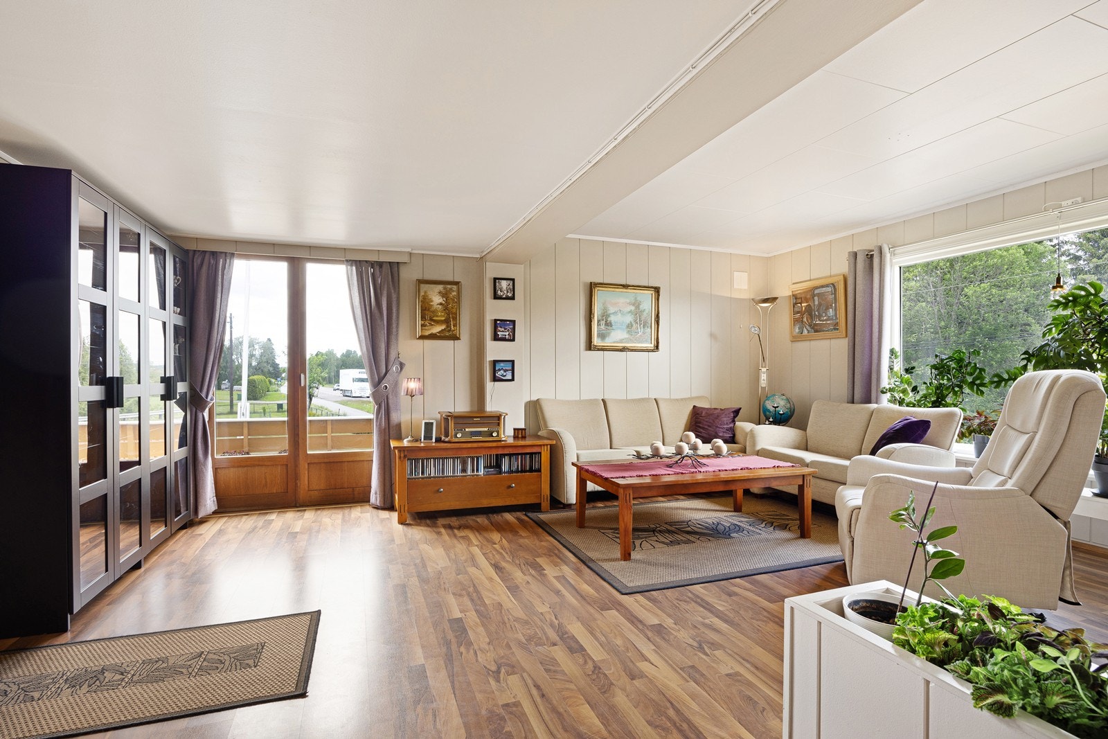 I første etasje er det en todelt stue med svært god størrelse. Galleribilde