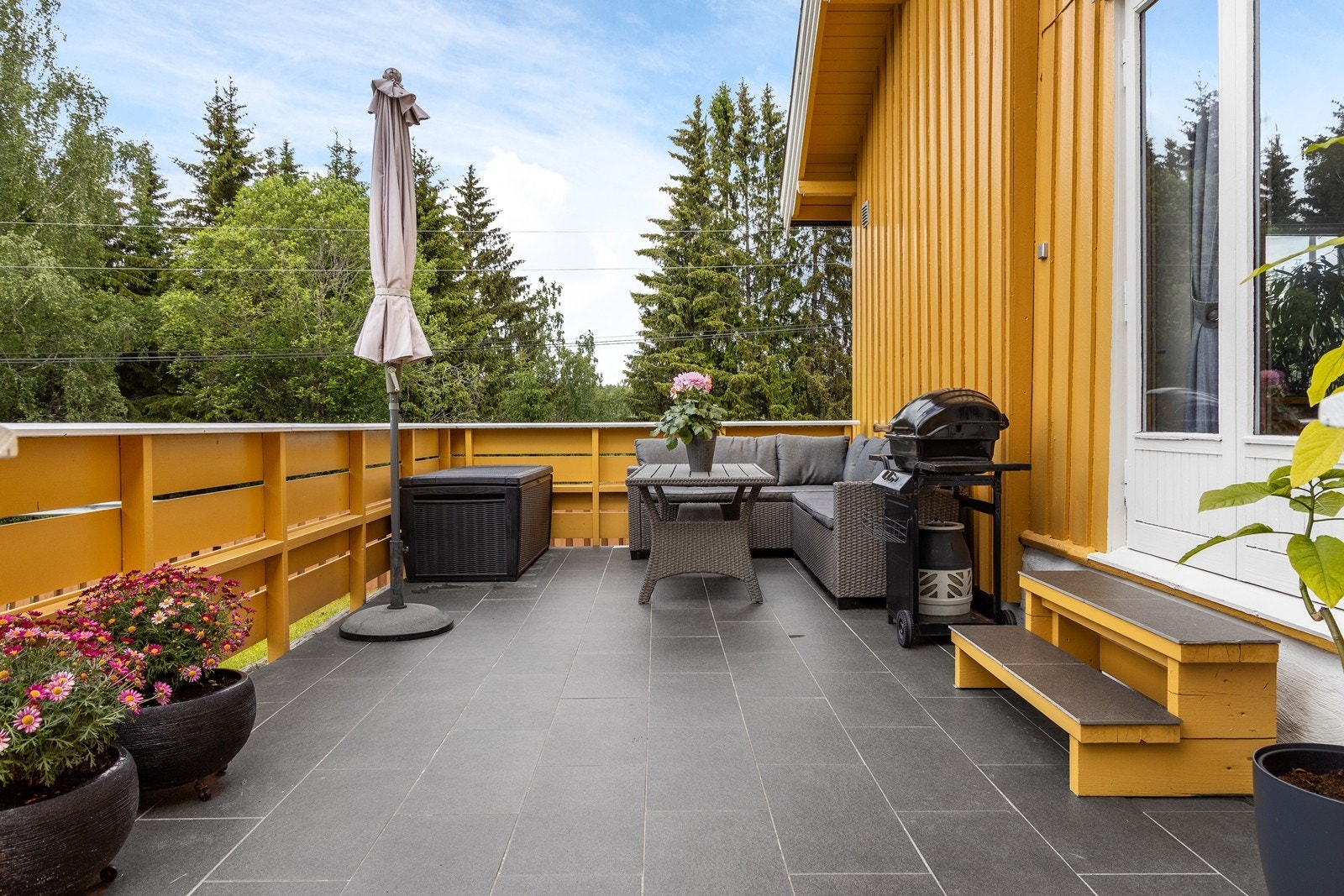 Mens ungene leker kan de voksne slappe av på en vestvendt terrasse. Galleribilde