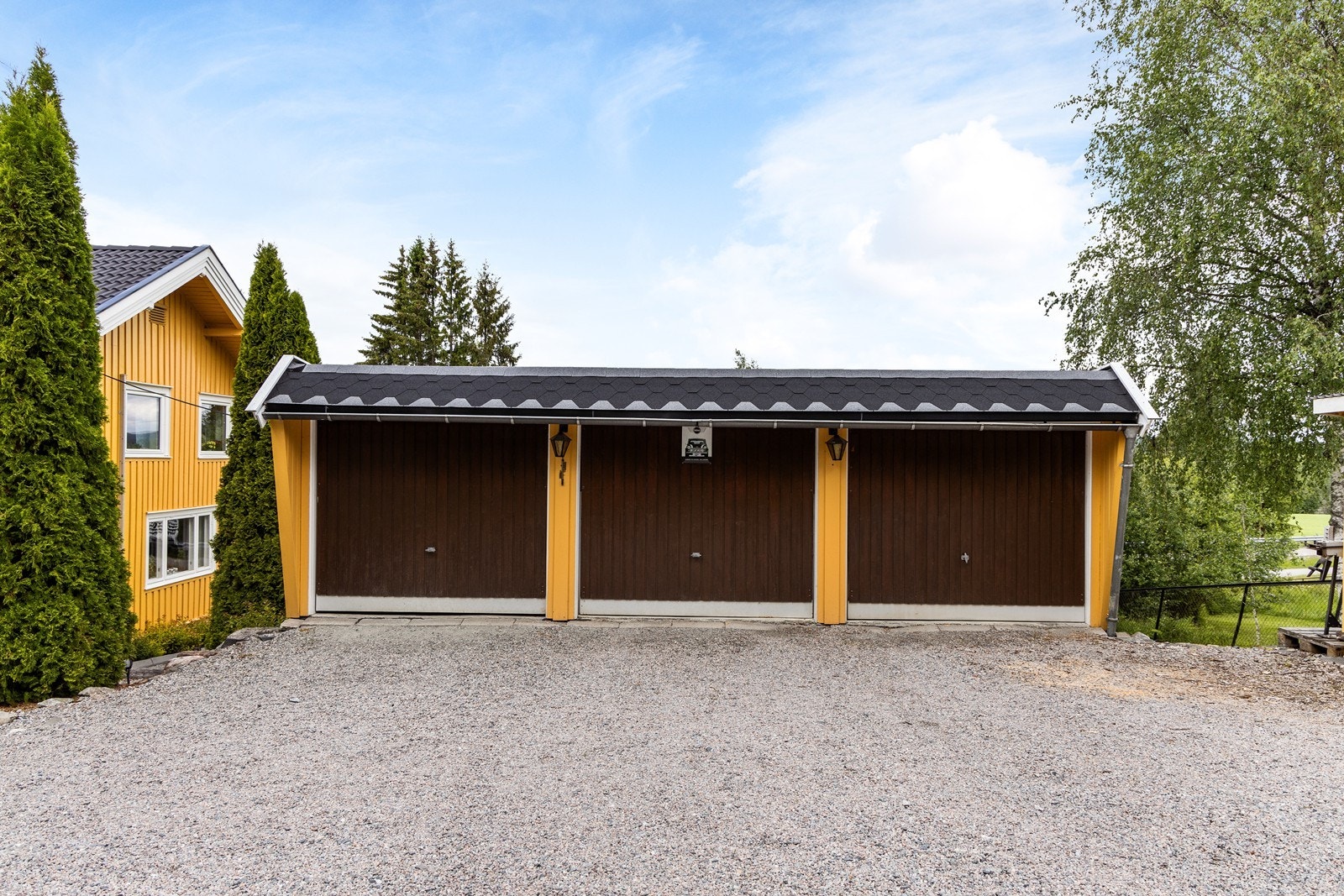 Det er også plass til tre biler i en garasje over to plan. Galleribilde