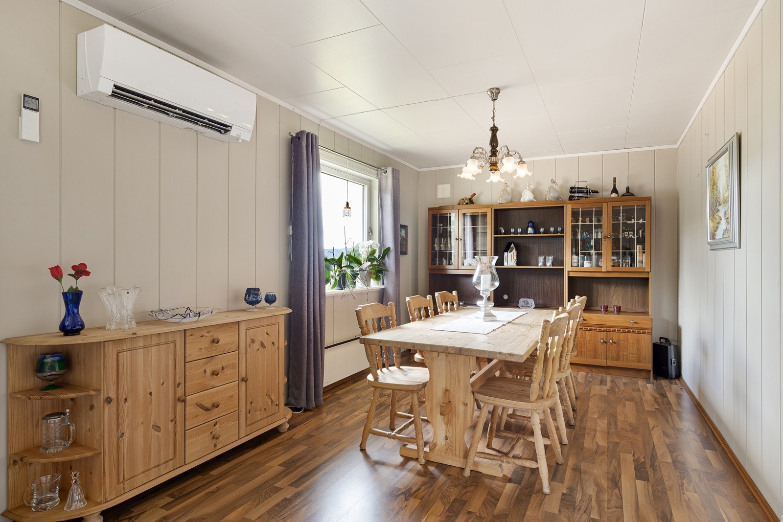 Ved spiseplassen er det en varmepumpe fra 2013 som sørger for behagelig temperatur både sommer og vinter. Galleribilde