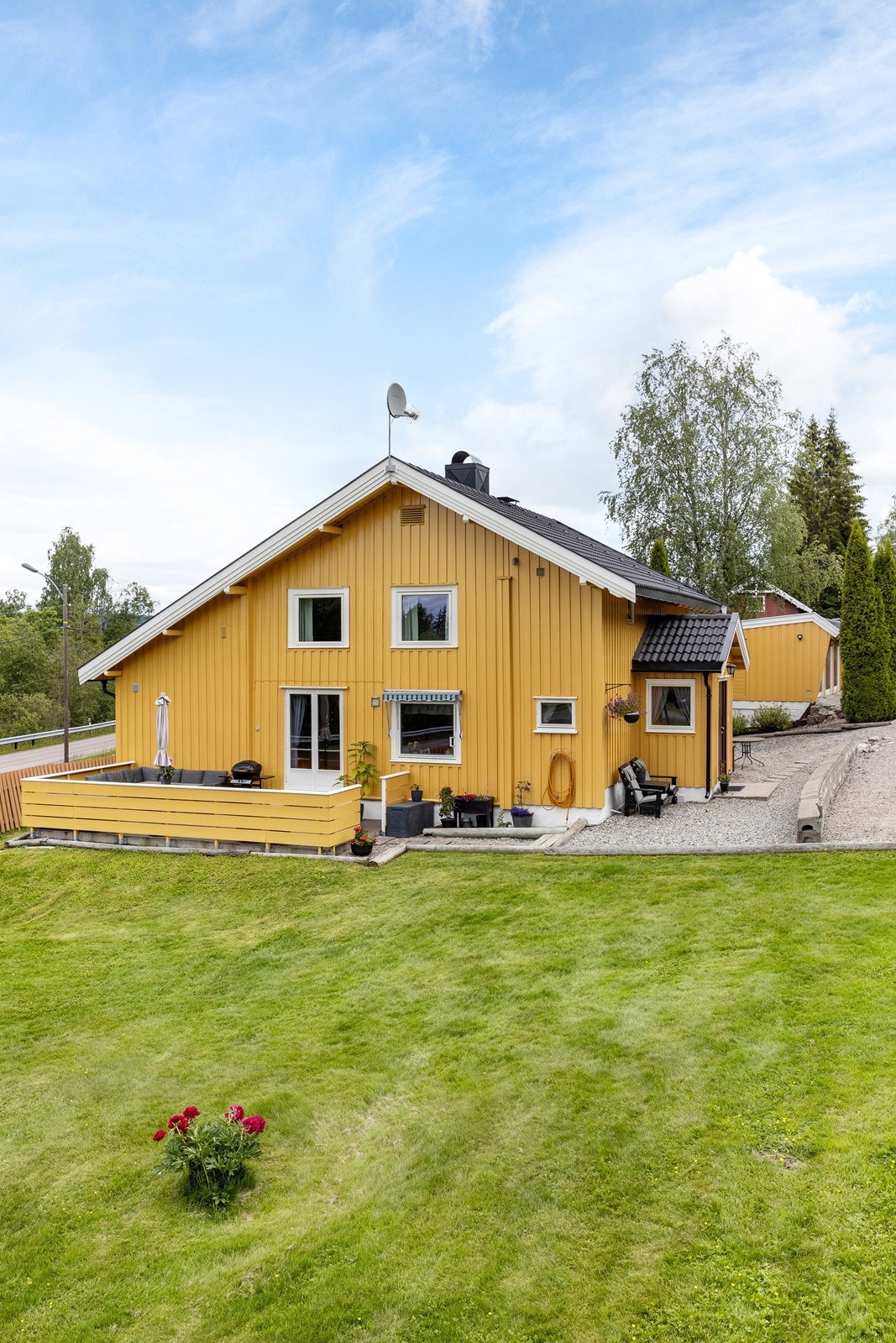 Eiendommen er på litt over to mål og ligger i et landlig, koselig område. Galleribilde