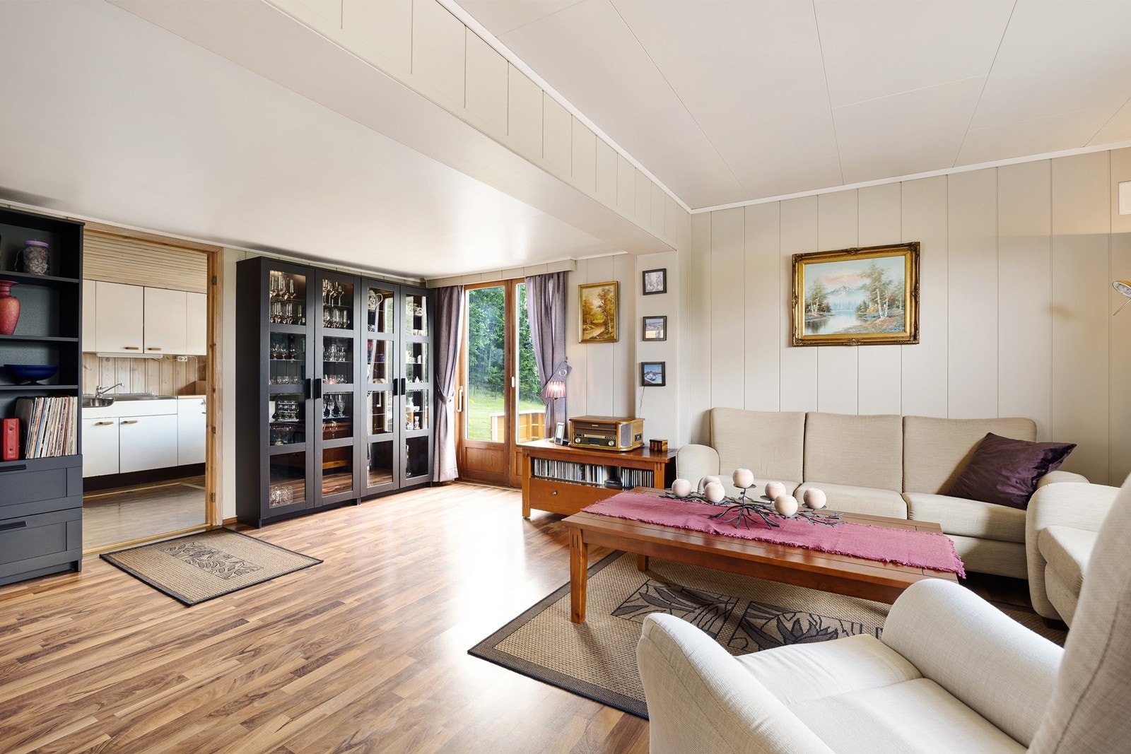 Stuen har store vinduer og dør ut til terrassen, som gjør det ekstra lyst og innbydende. Galleribilde